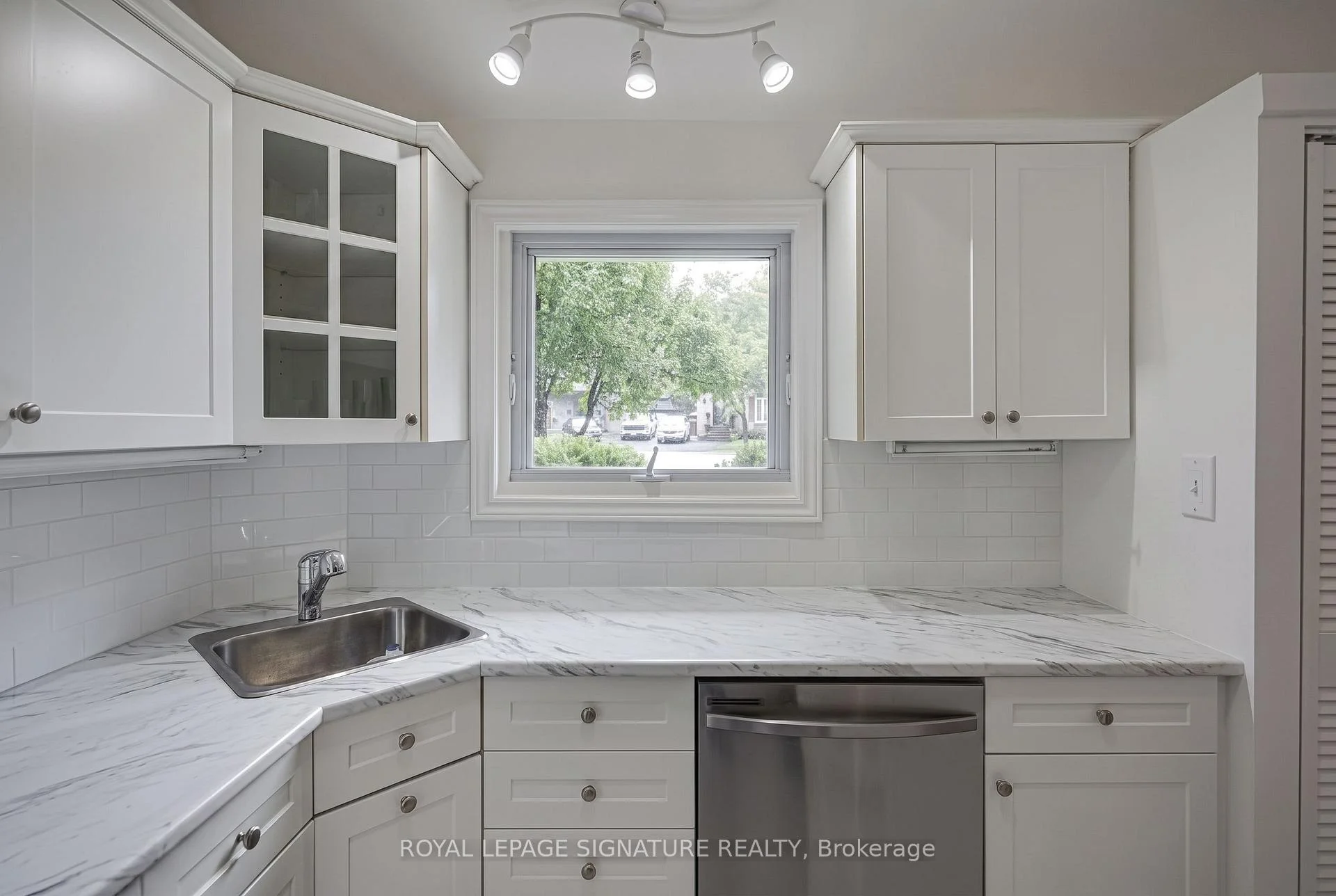 Photo 12 of 16 Burdock Lane, North York, Banbury-Don Mills — HOMEH