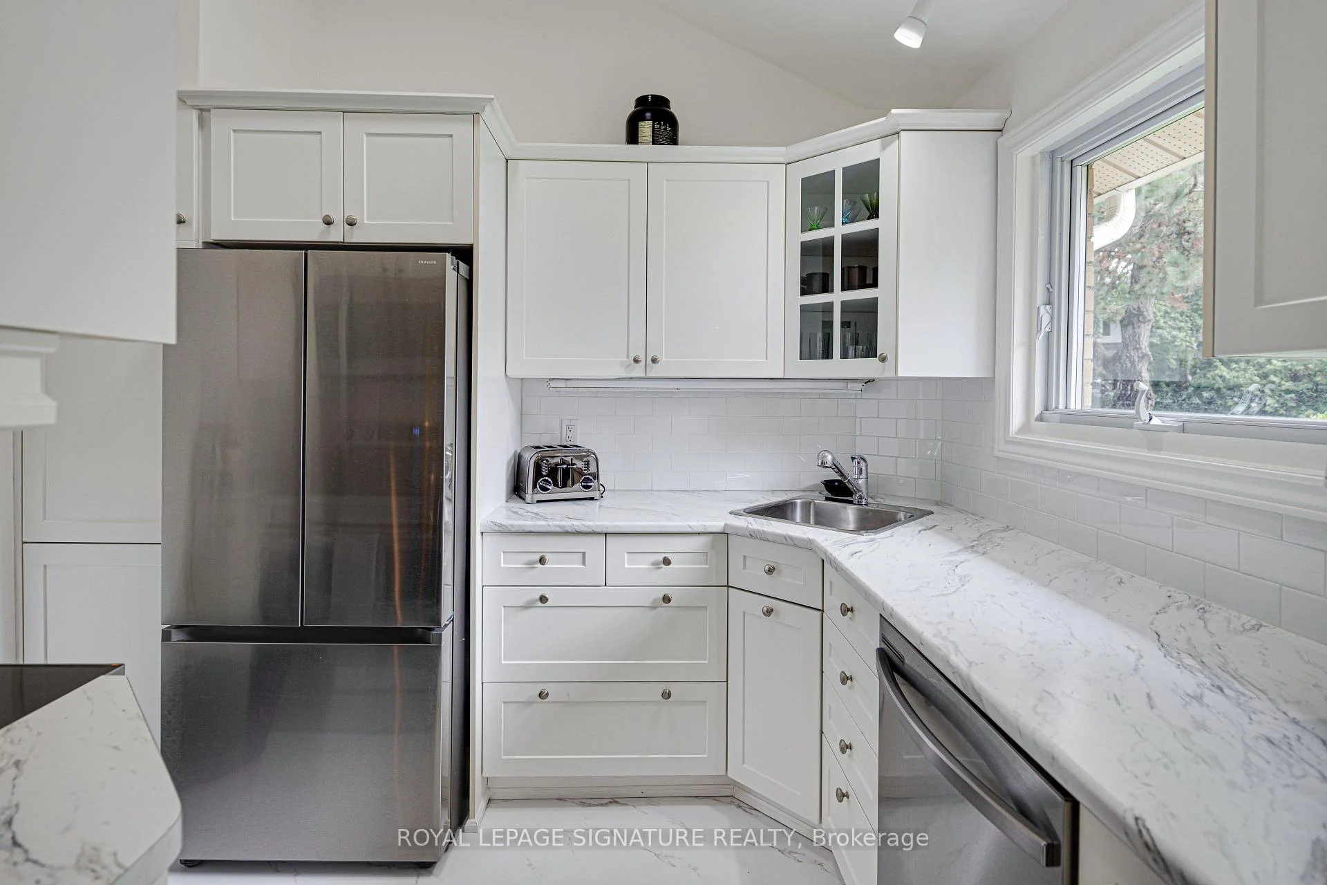 Photo 40 of 16 Burdock Lane, North York, Banbury-Don Mills — HOMEH
