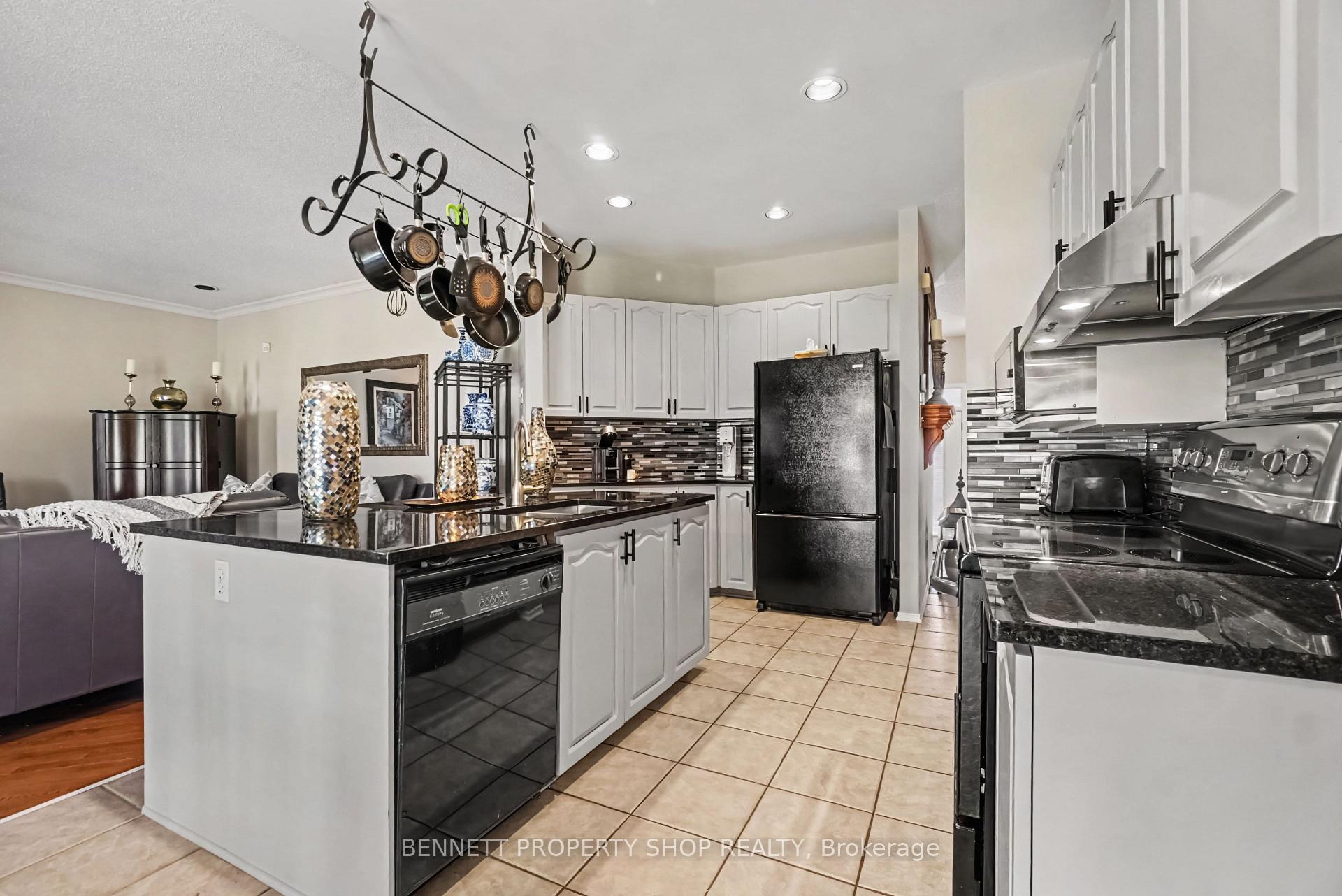 Photo 8 of 21 Summerwind Crescent, Ottawa, Barrhaven East — HOMEH