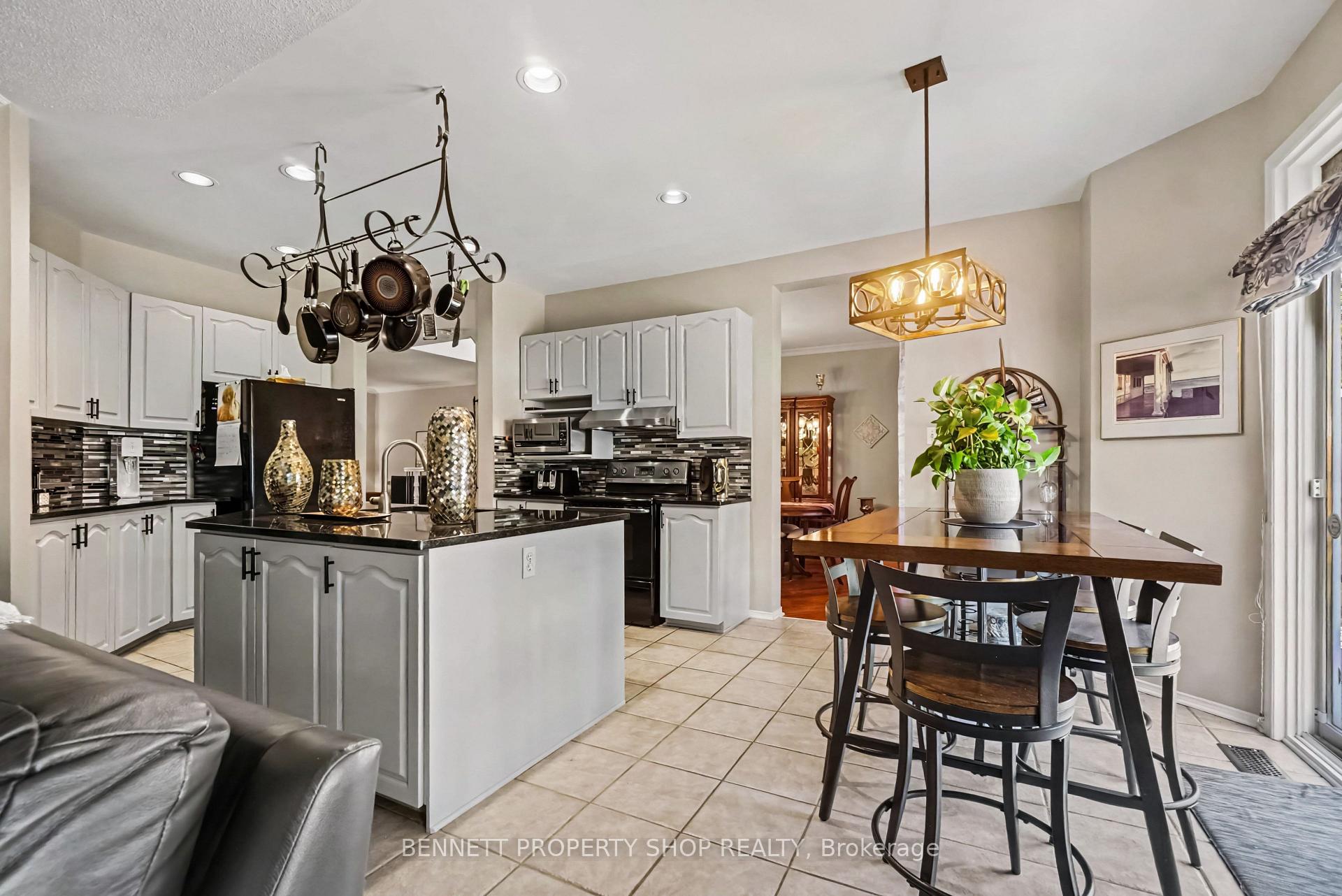 Photo 10 of 21 Summerwind Crescent, Ottawa, Barrhaven East — HOMEH