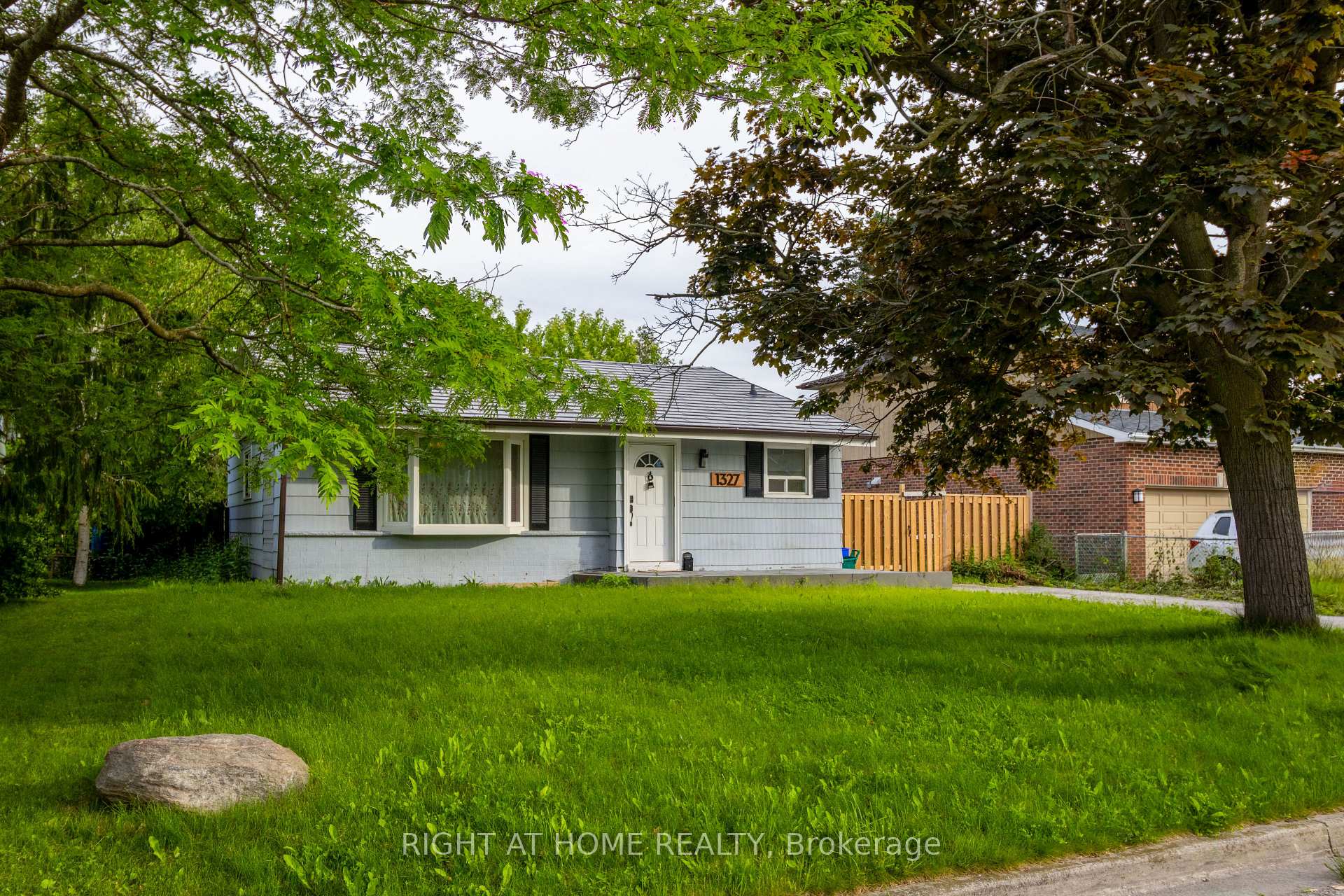 Photo 3 of 1327 Commerce Street, Pickering, Bay Ridges — HOMEH