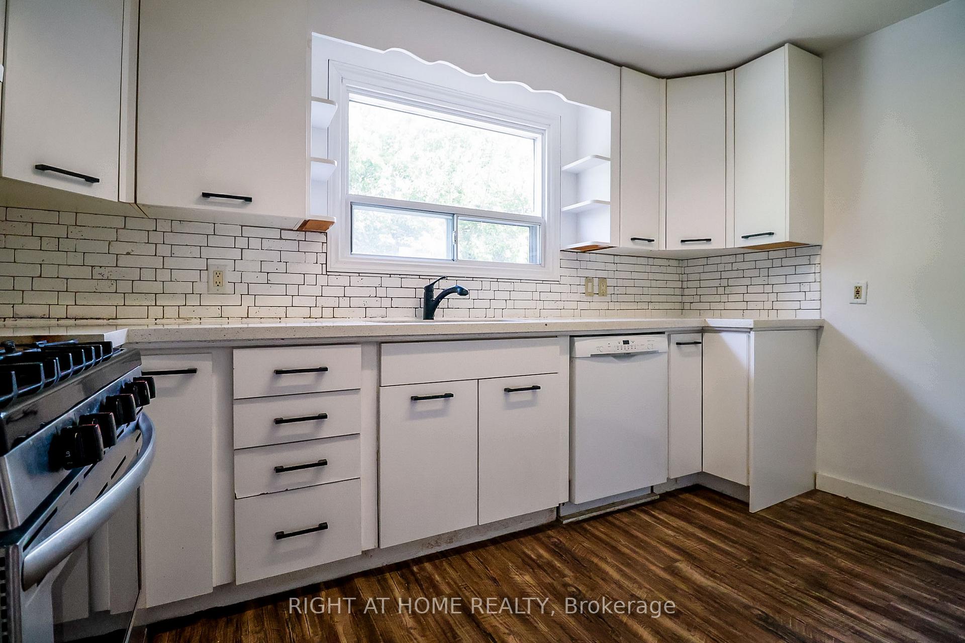 Photo 8 of 1327 Commerce Street, Pickering, Bay Ridges — HOMEH