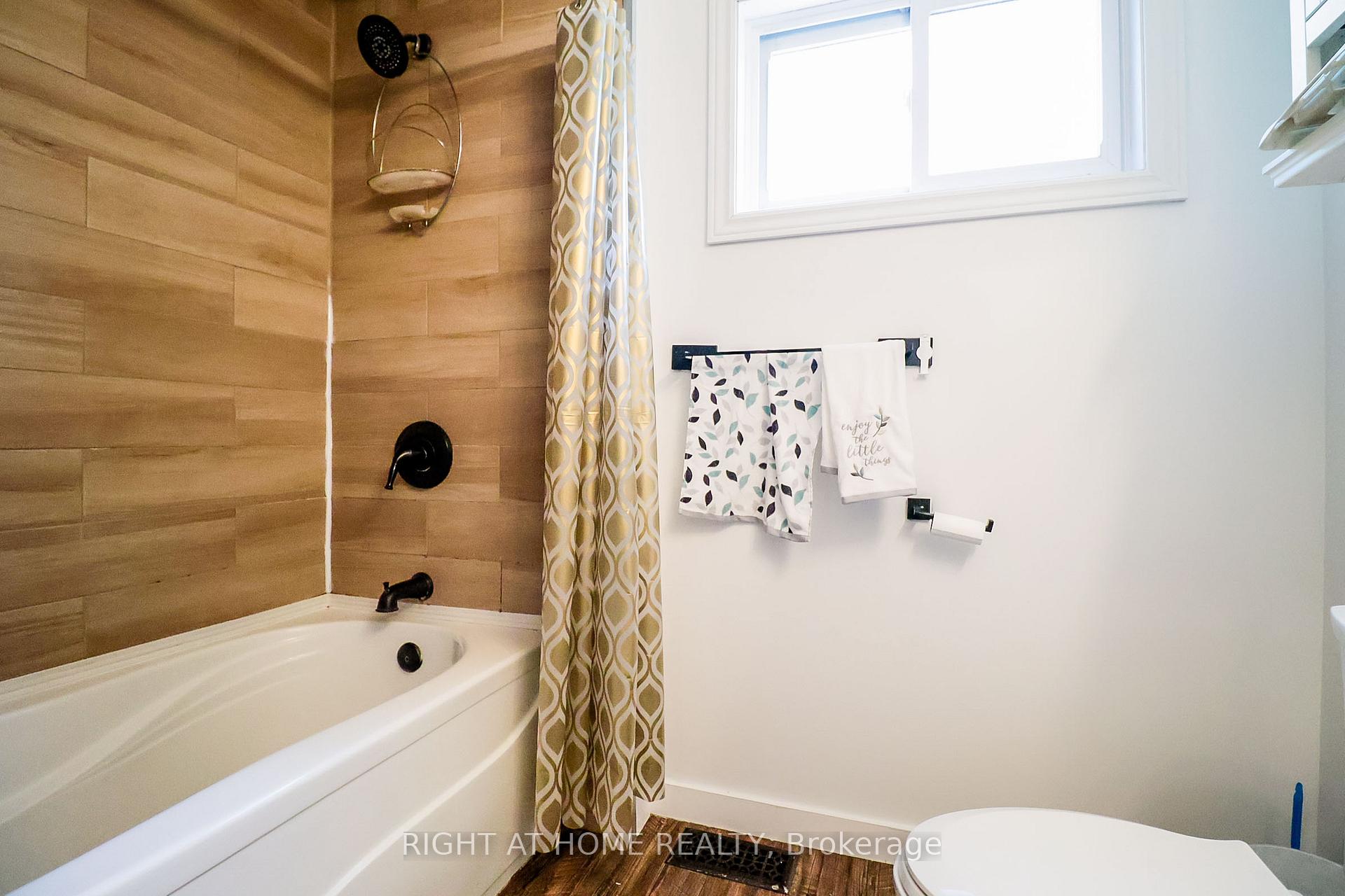 Photo 17 of 1327 Commerce Street, Pickering, Bay Ridges — HOMEH