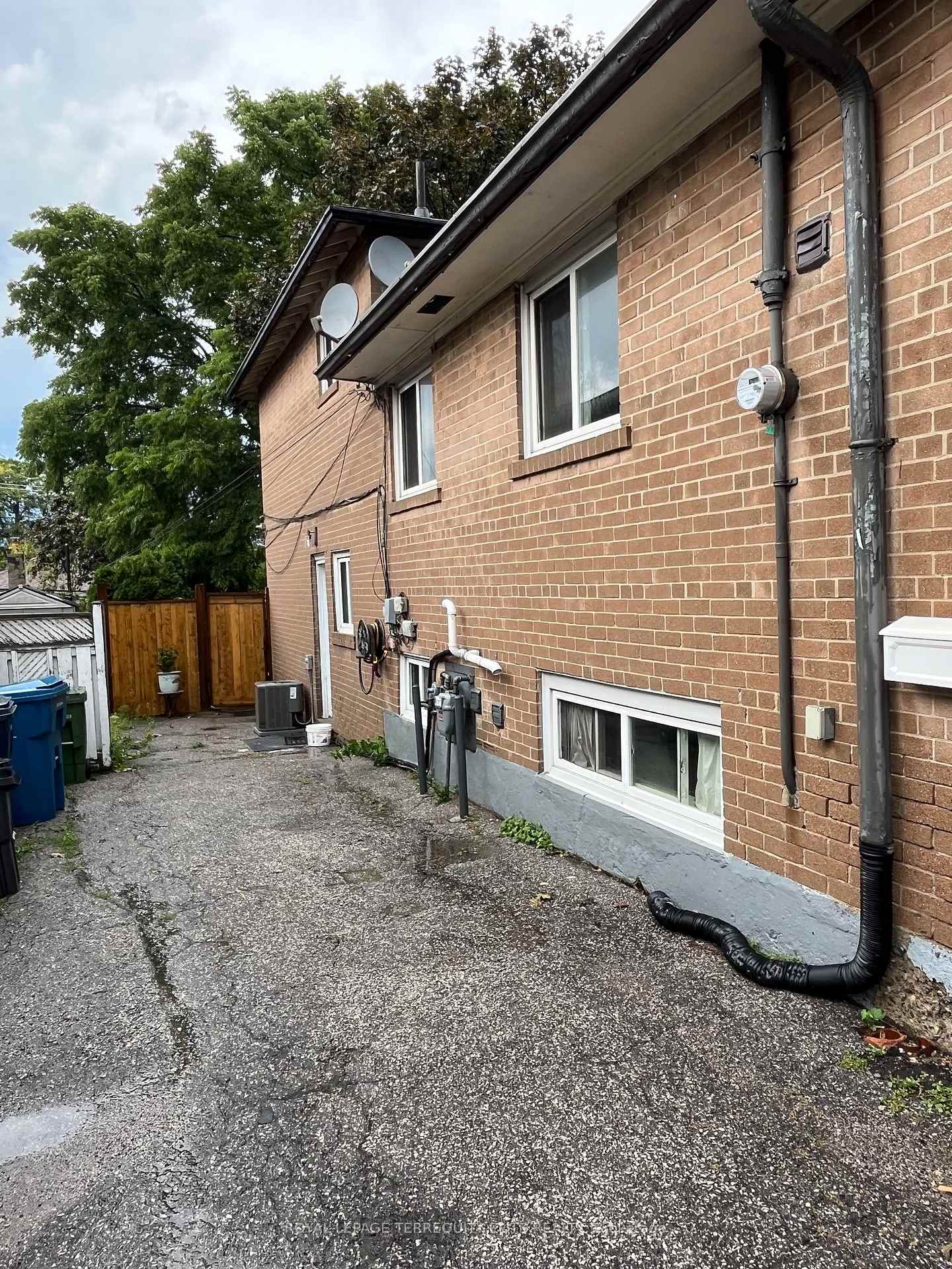 Photo 5 of Unit Main & Upper, 40 Pender Crescent, Scarborough, Tam O'Shanter-Sullivan — HOMEH