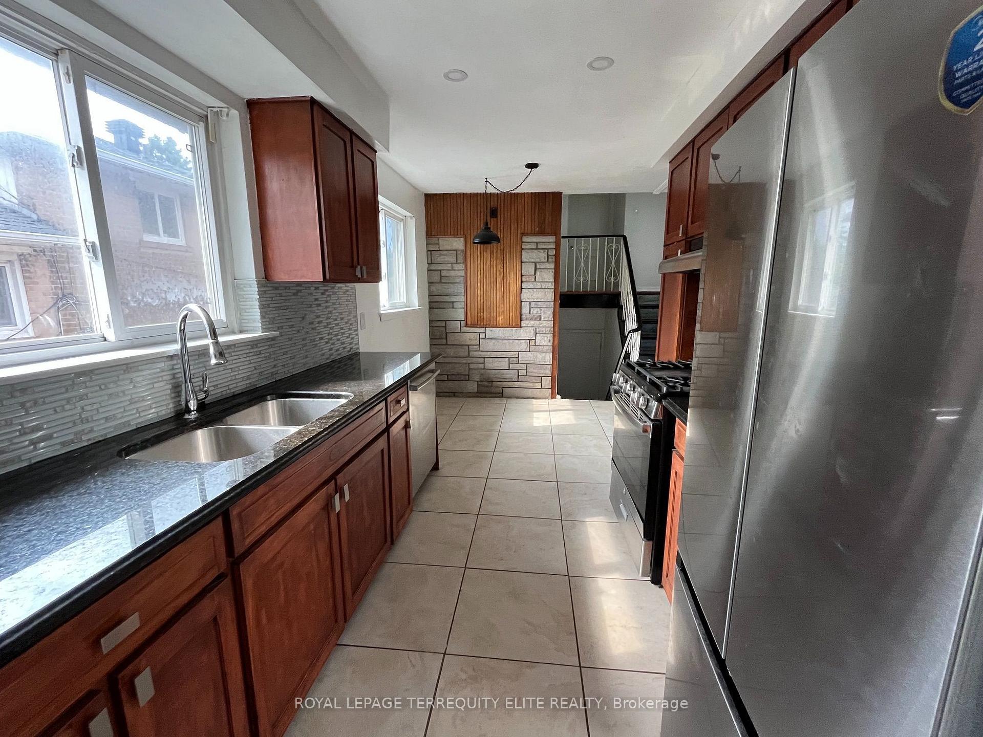 Photo 11 of Unit Main & Upper, 40 Pender Crescent, Scarborough, Tam O'Shanter-Sullivan — HOMEH
