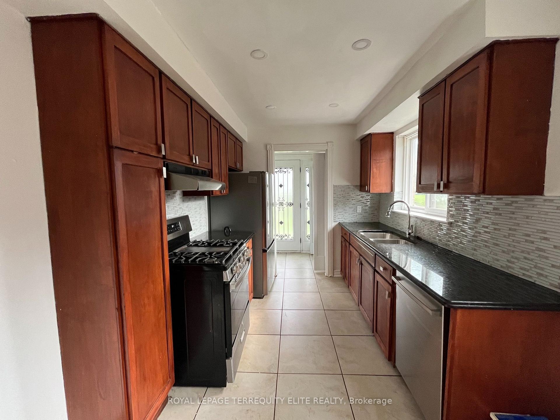 Photo 13 of Unit Main & Upper, 40 Pender Crescent, Scarborough, Tam O'Shanter-Sullivan — HOMEH