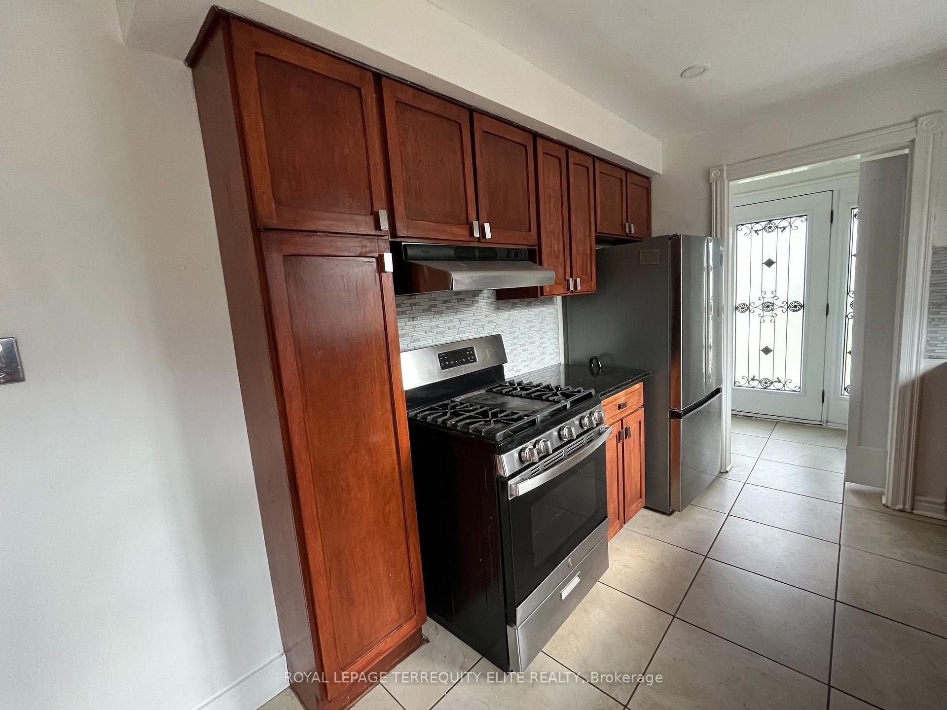 Photo 15 of Unit Main & Upper, 40 Pender Crescent, Scarborough, Tam O'Shanter-Sullivan — HOMEH