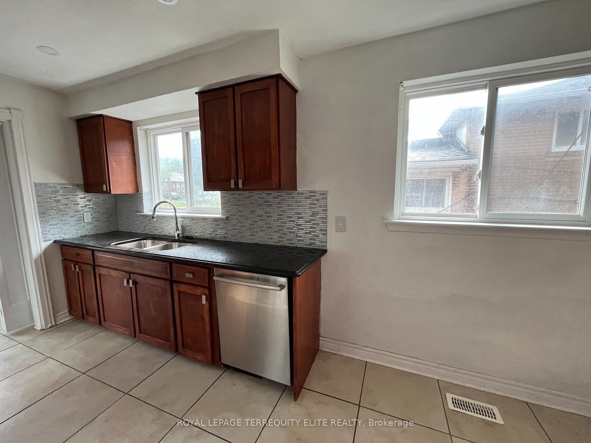 Photo 17 of Unit Main & Upper, 40 Pender Crescent, Scarborough, Tam O'Shanter-Sullivan — HOMEH