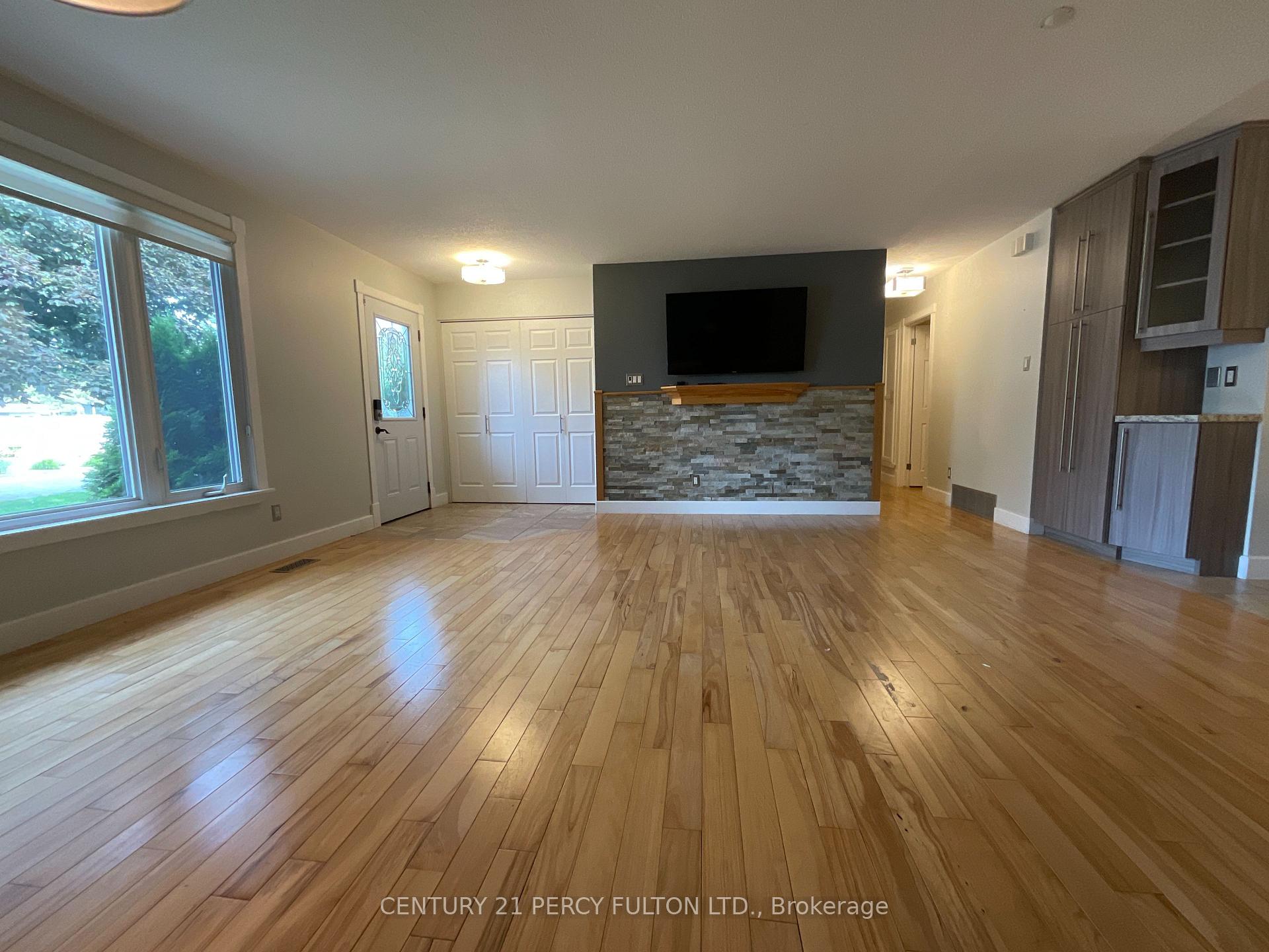 Photo 5 of 1060 Bourget Avenue, Ottawa, Carson Grove — HOMEH