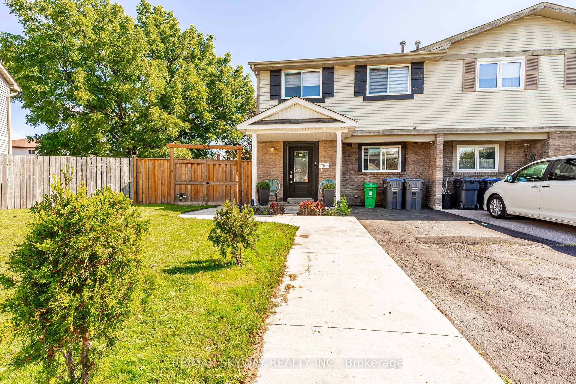 Photo 3 of 52 Charters Road, Brampton, Brampton North — HOMEH