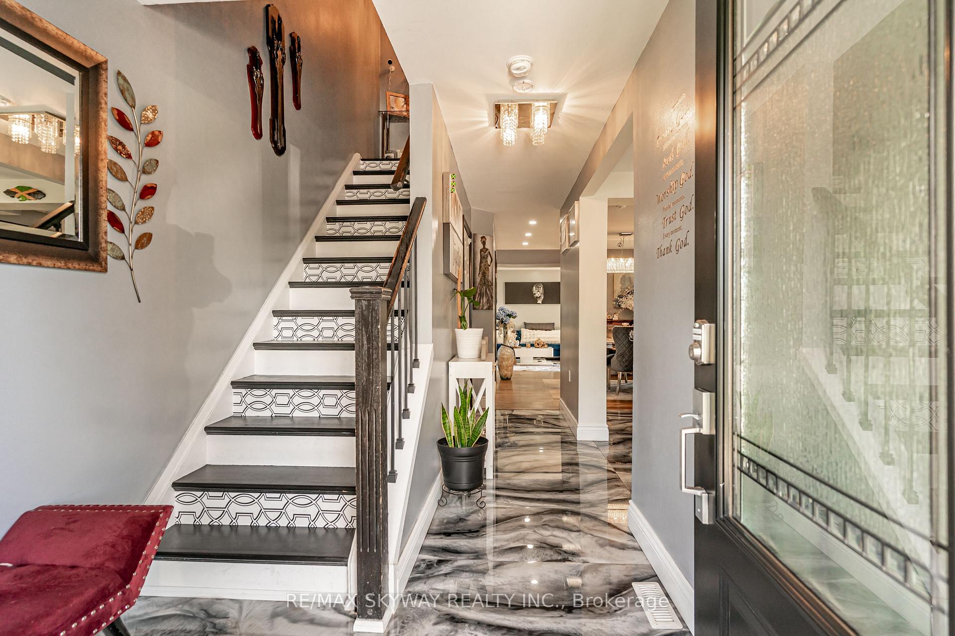 Photo 5 of 52 Charters Road, Brampton, Brampton North — HOMEH