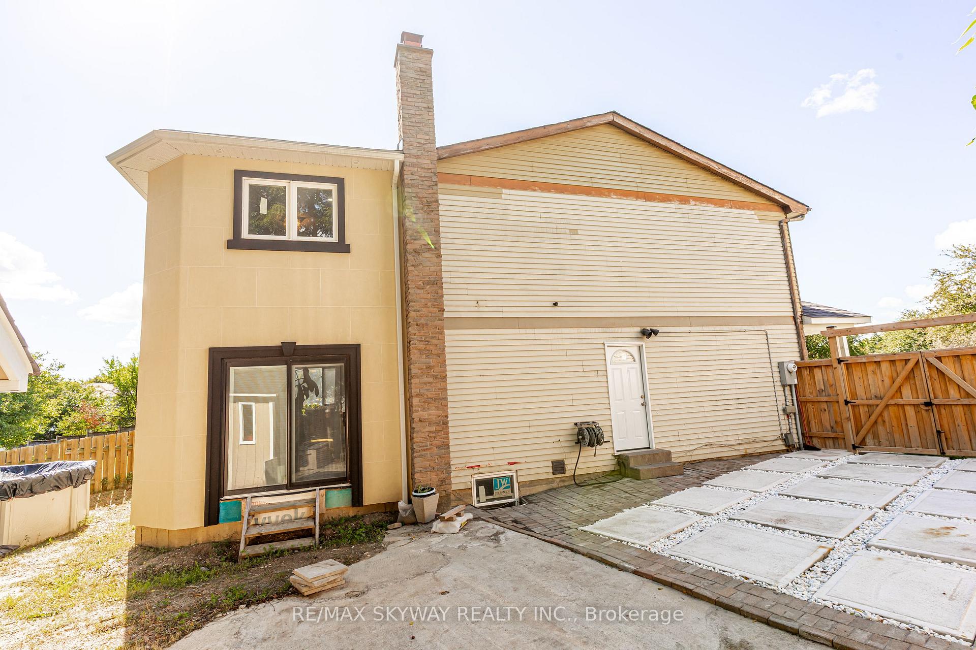 Photo 43 of 52 Charters Road, Brampton, Brampton North — HOMEH