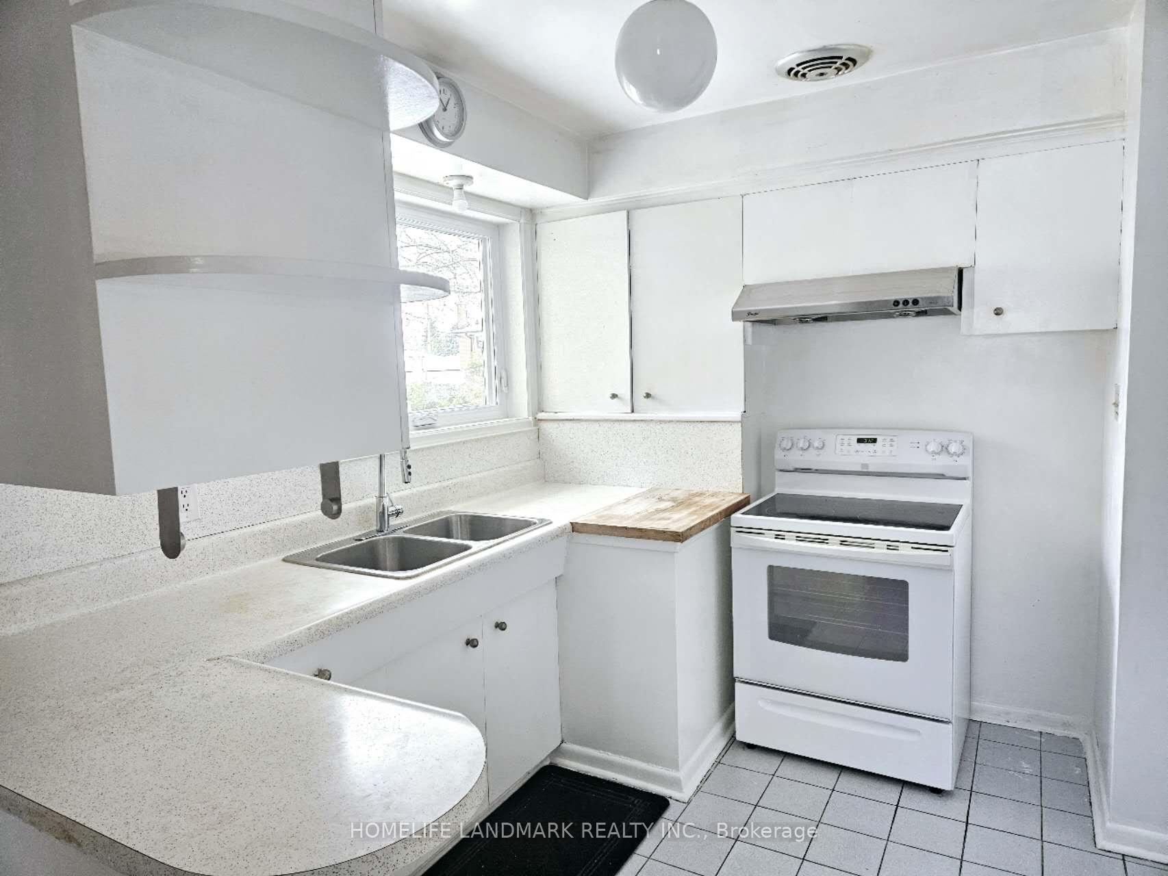 Photo 2 of 39 Bathford Crescent, North York, Bayview Village — HOMEH