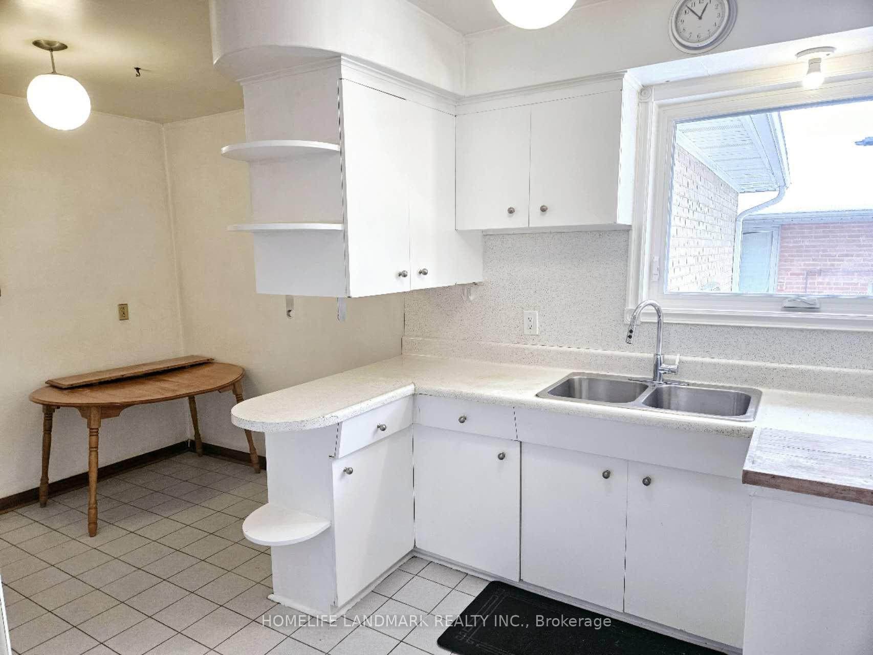 Photo 3 of 39 Bathford Crescent, North York, Bayview Village — HOMEH