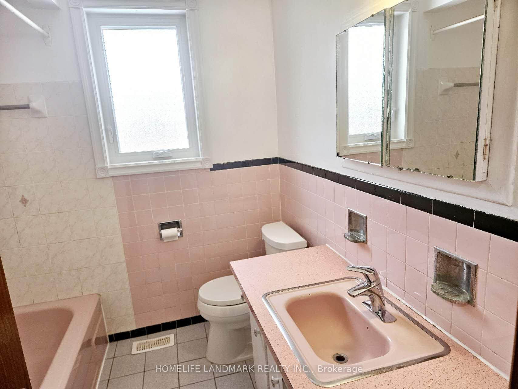 Photo 8 of 39 Bathford Crescent, North York, Bayview Village — HOMEH