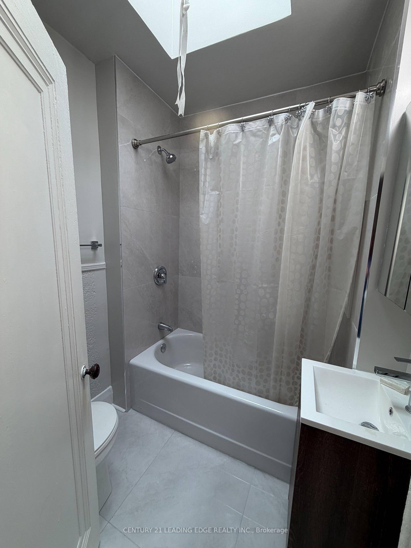 Photo 5 of 559A Mt Pleasant Road, Toronto, Mount Pleasant East — HOMEH