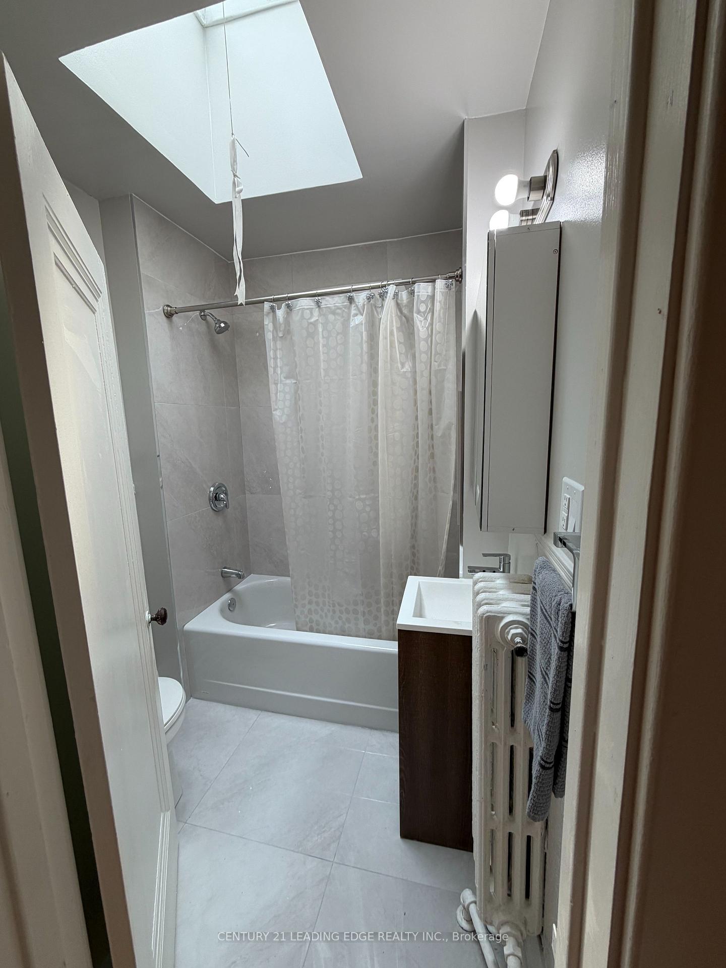 Photo 6 of 559A Mt Pleasant Road, Toronto, Mount Pleasant East — HOMEH