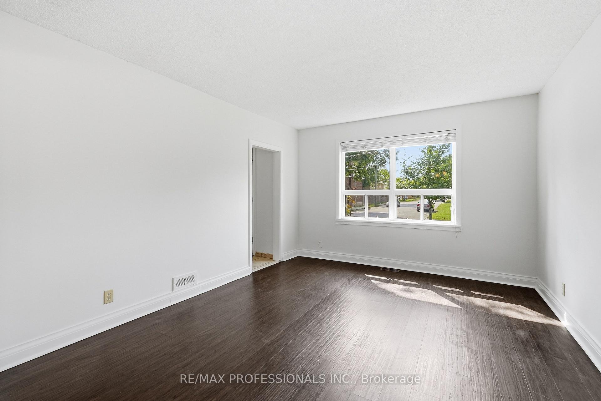 Photo 7 of 111 Wesley Street, Etobicoke, Stonegate-Queensway — HOMEH