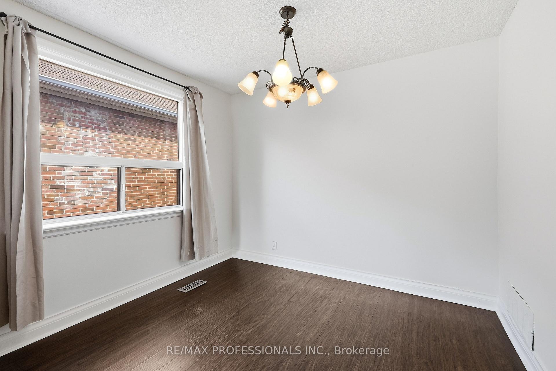 Photo 13 of 111 Wesley Street, Etobicoke, Stonegate-Queensway — HOMEH