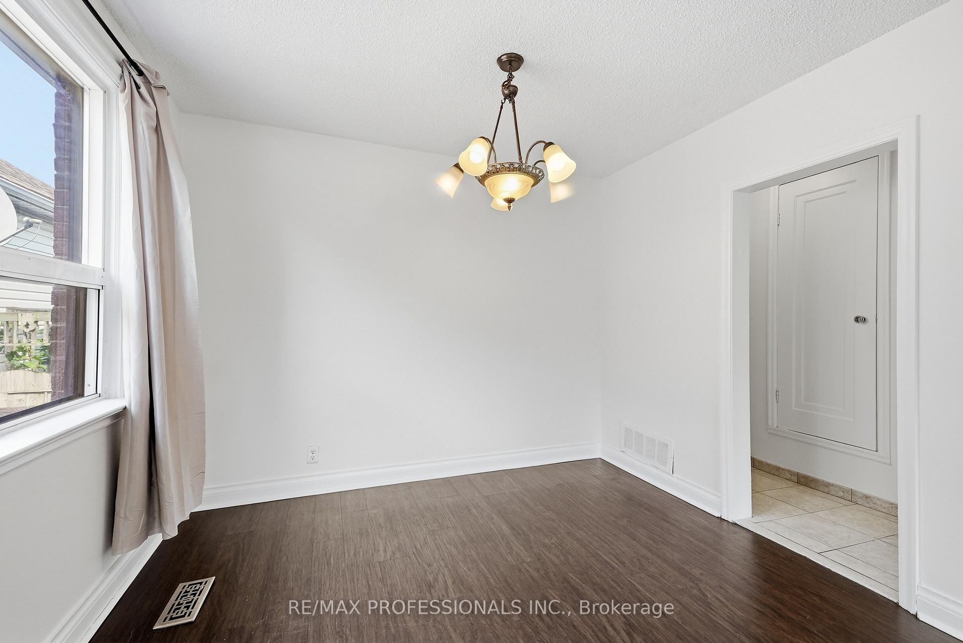 Photo 14 of 111 Wesley Street, Etobicoke, Stonegate-Queensway — HOMEH