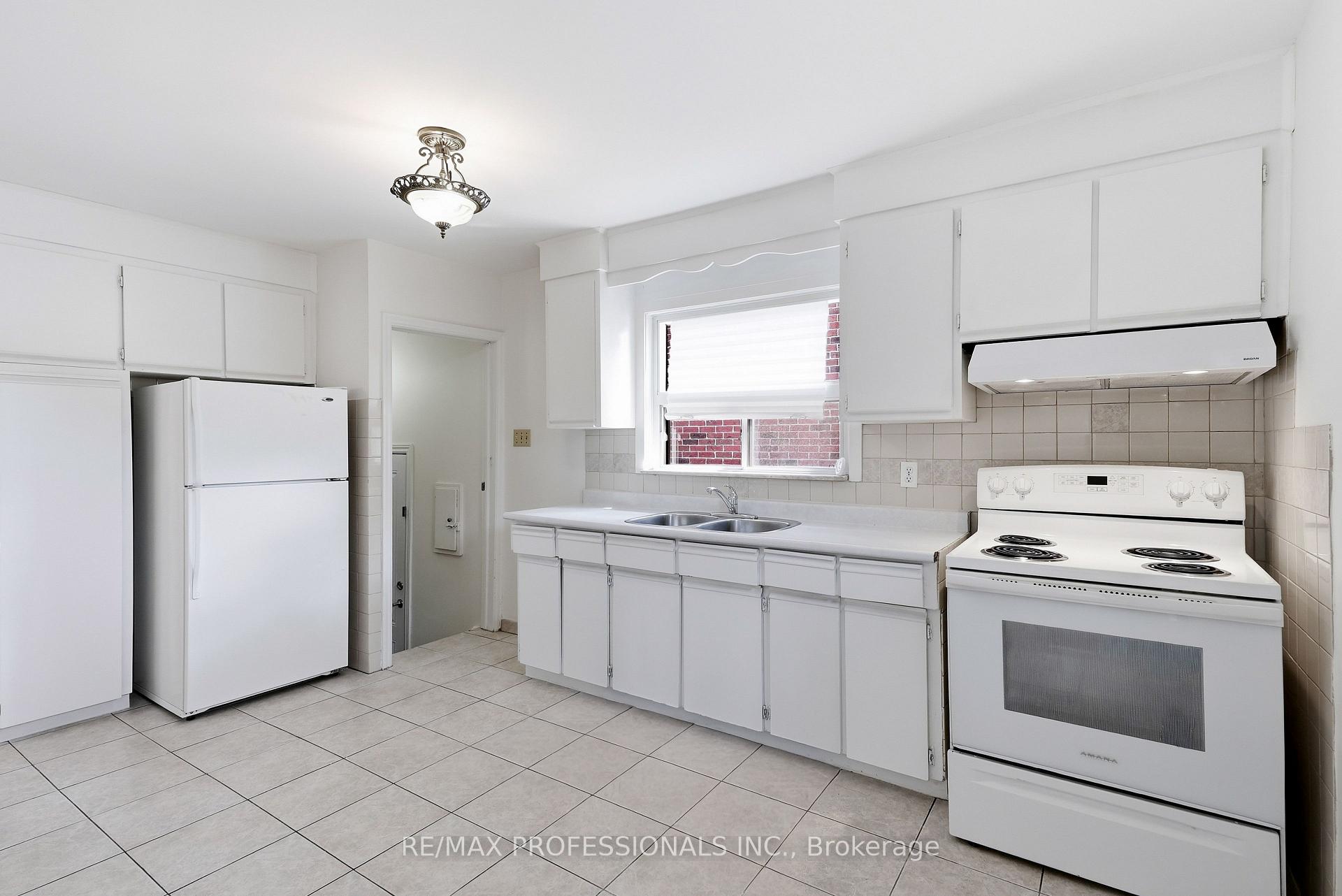 Photo 16 of 111 Wesley Street, Etobicoke, Stonegate-Queensway — HOMEH