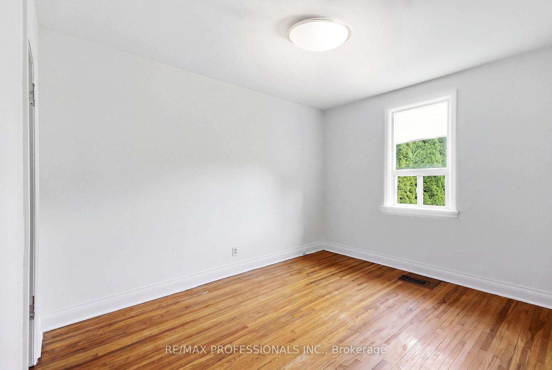 Photo 23 of 111 Wesley Street, Etobicoke, Stonegate-Queensway — HOMEH