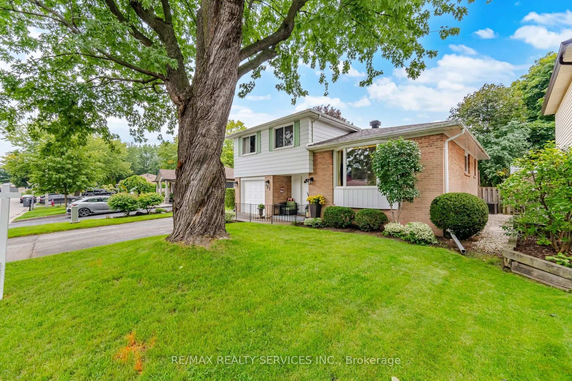 Photo 2 of 43 Melville Crescent, Brampton, Brampton East — HOMEH