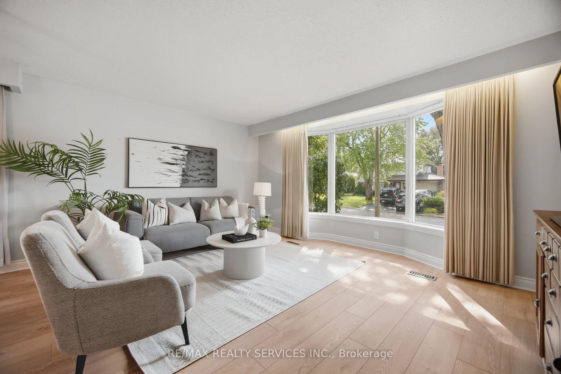 Photo 4 of 43 Melville Crescent, Brampton, Brampton East — HOMEH