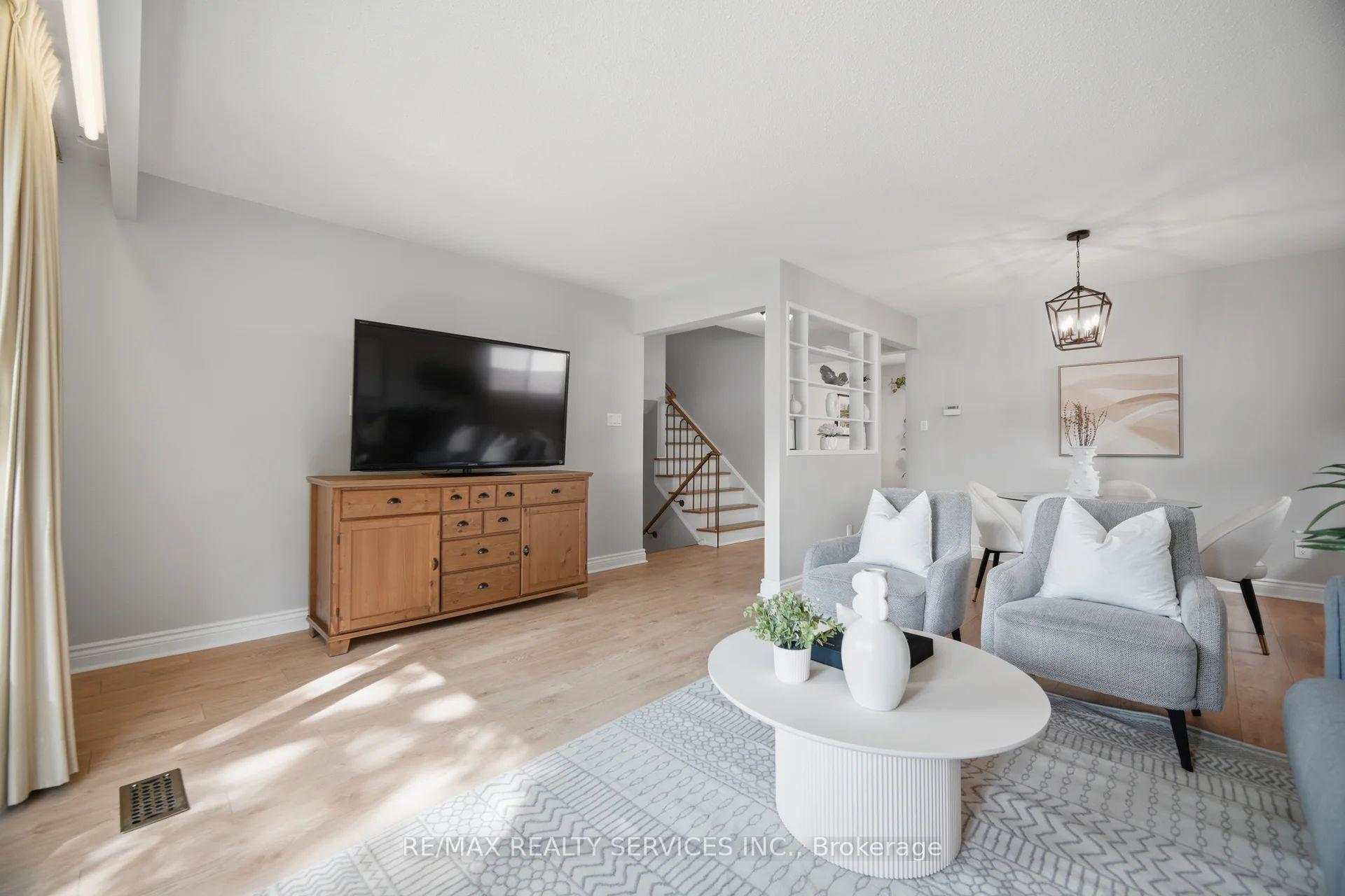 Photo 6 of 43 Melville Crescent, Brampton, Brampton East — HOMEH