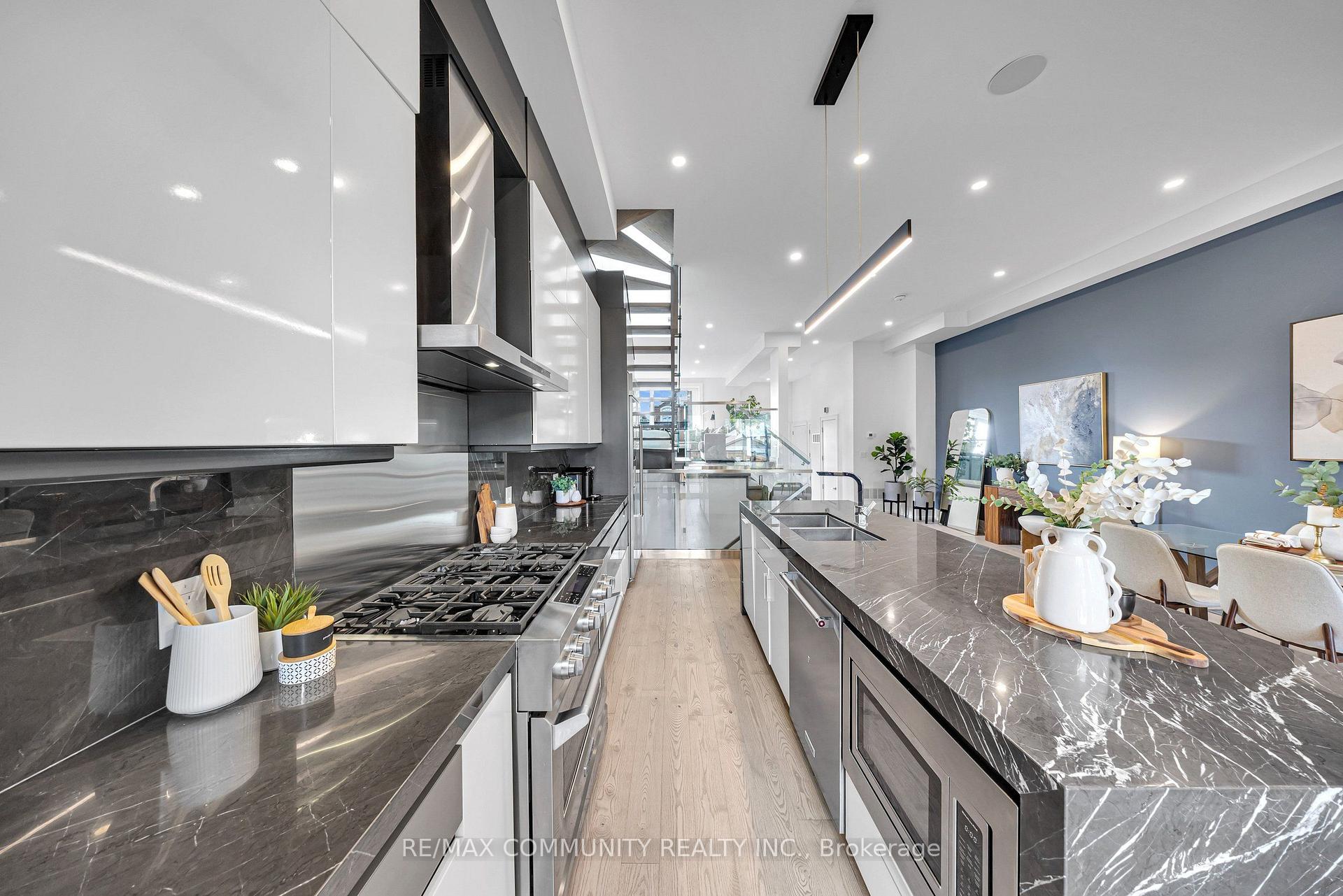 Photo 5 of 7 Derwyn Road, Toronto, East York — HOMEH