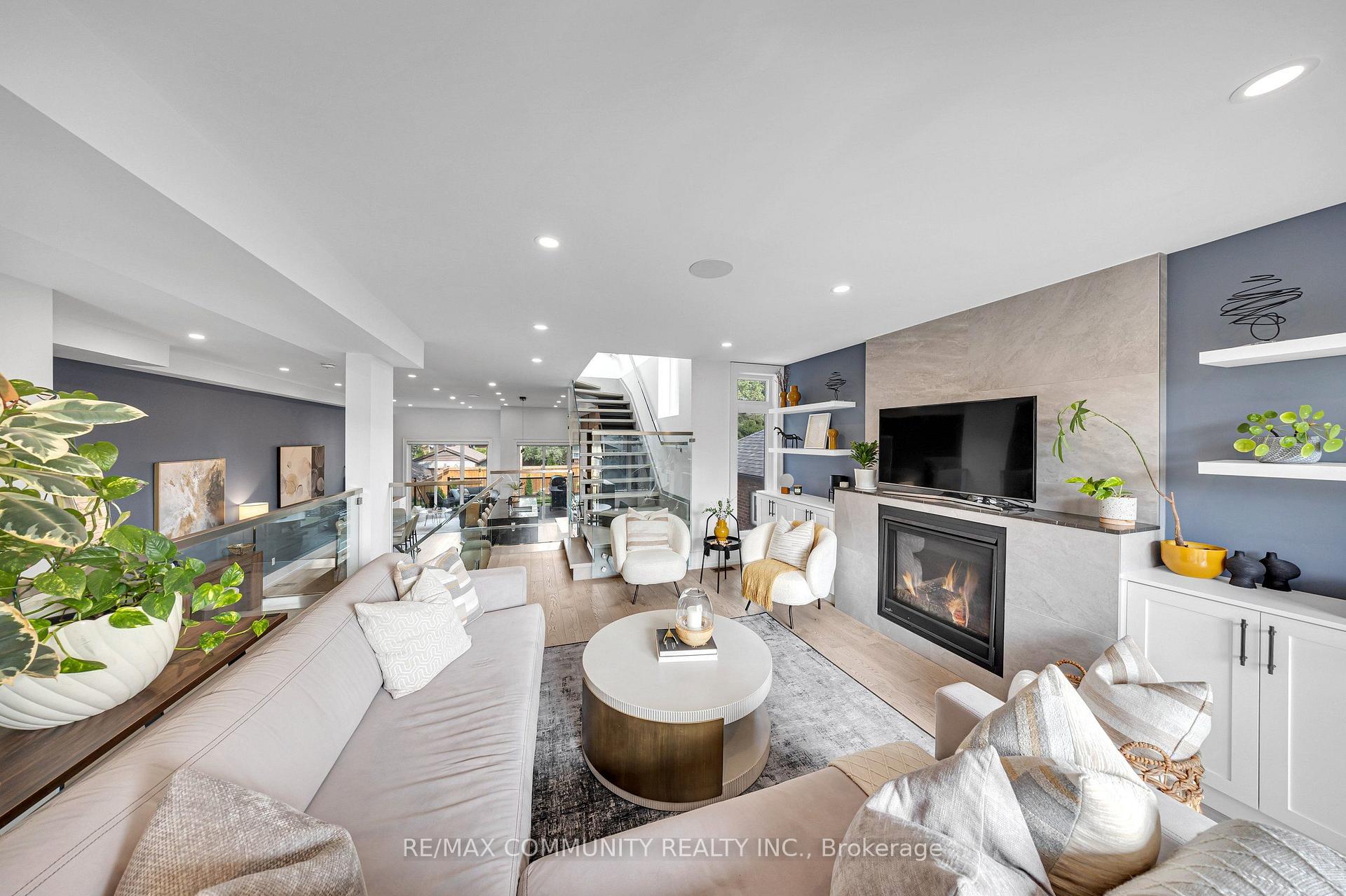 Photo 8 of 7 Derwyn Road, Toronto, East York — HOMEH
