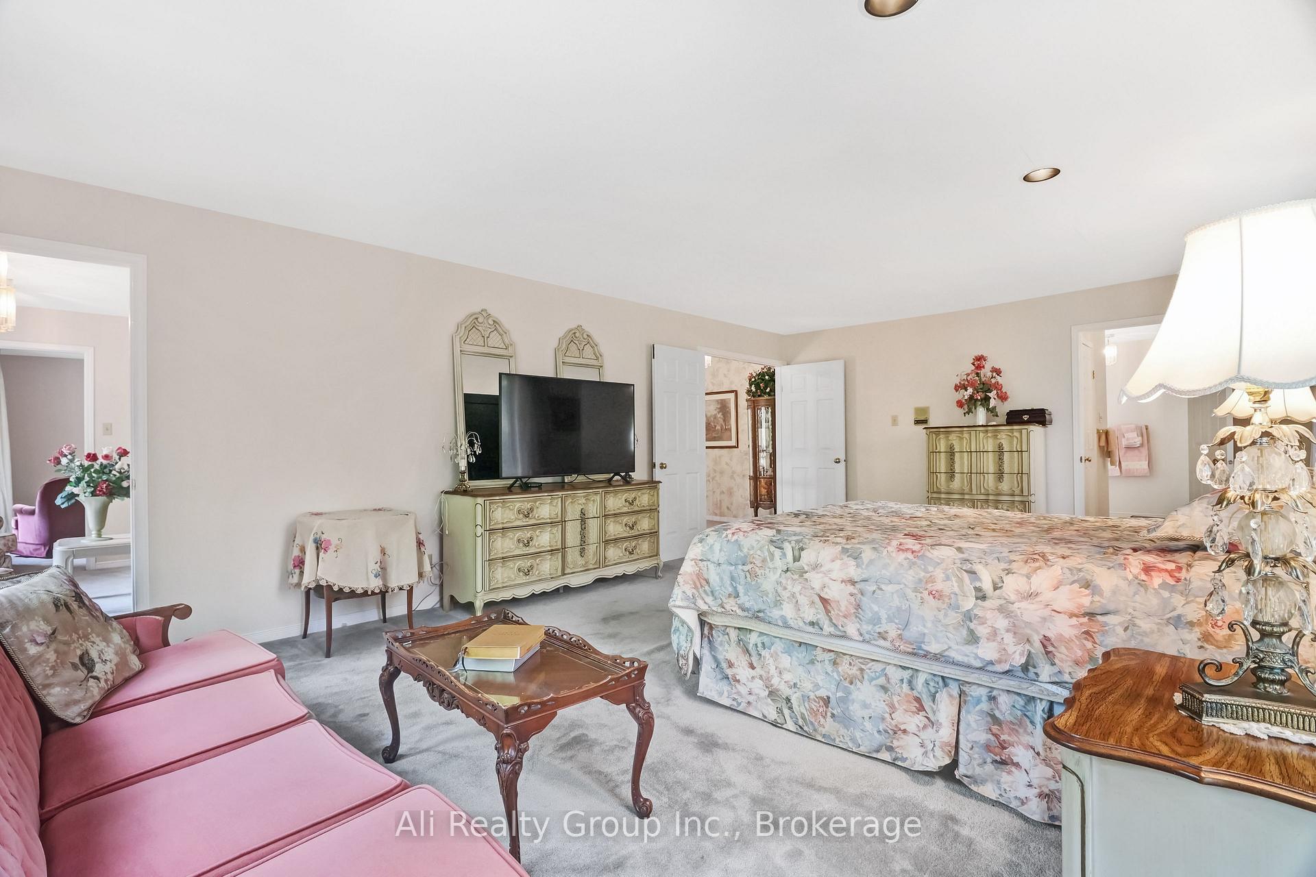 Photo 31 of 4 Royal County Downs, Ottawa, Cedar Hill/Orchard Estates — HOMEH