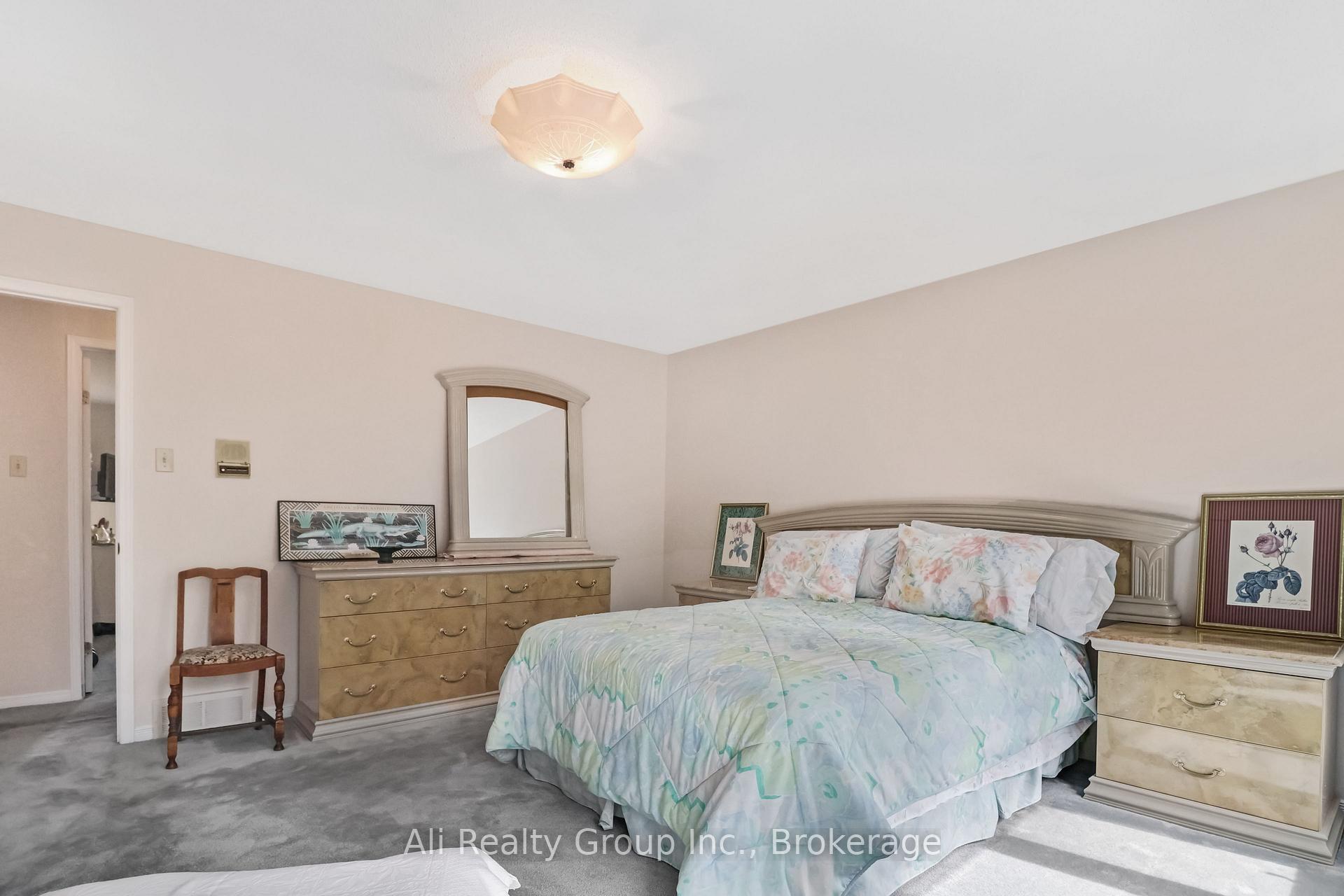Photo 39 of 4 Royal County Downs, Ottawa, Cedar Hill/Orchard Estates — HOMEH