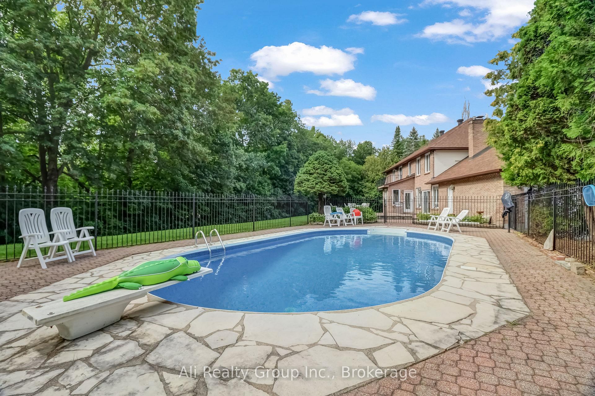 Photo 47 of 4 Royal County Downs, Ottawa, Cedar Hill/Orchard Estates — HOMEH