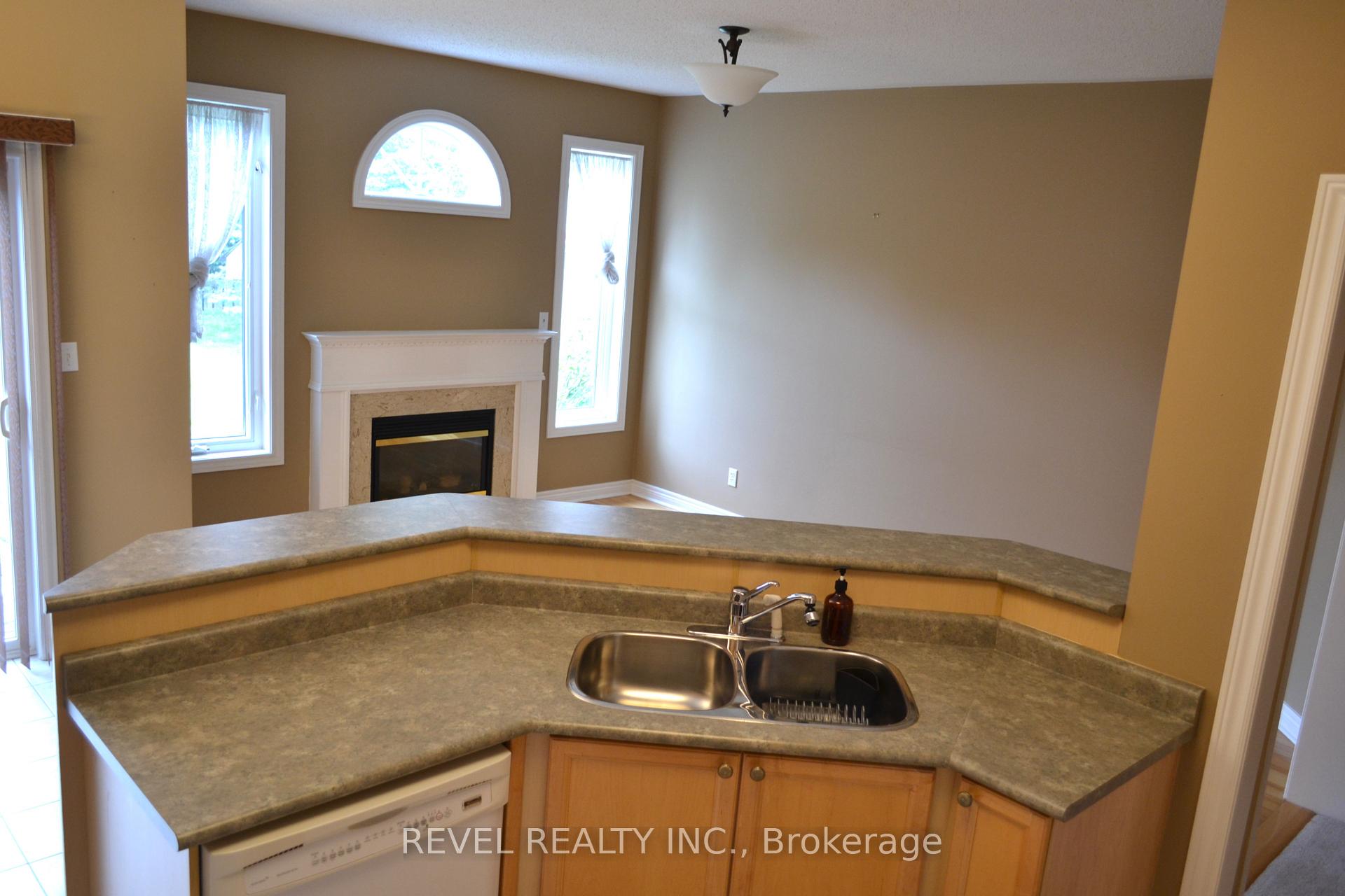 Photo 10 of 45 Tunney Place, Whitby, Brooklin — HOMEH