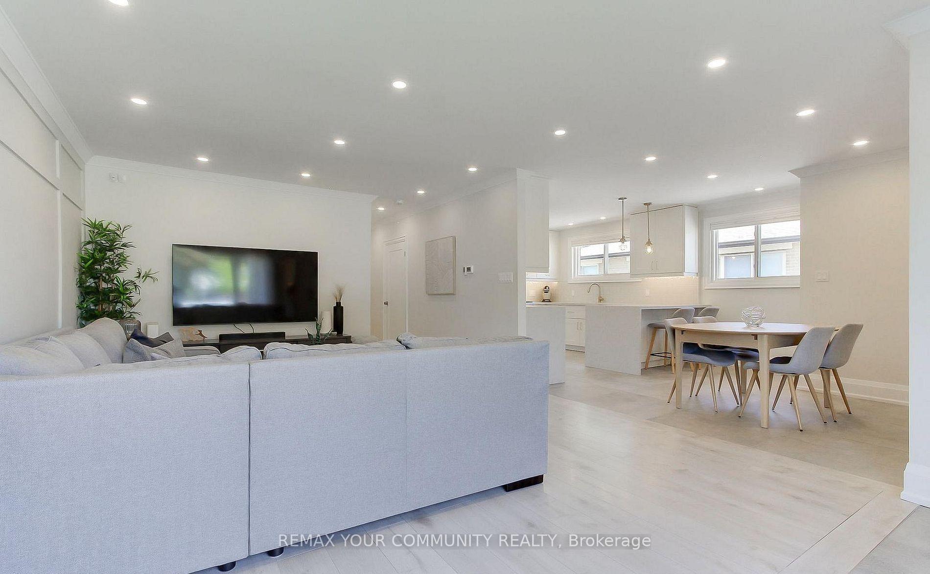 Photo 10 of Unit Main Floor w/o basement, 67 Davis Road, Aurora, Aurora Highlands — HOMEH