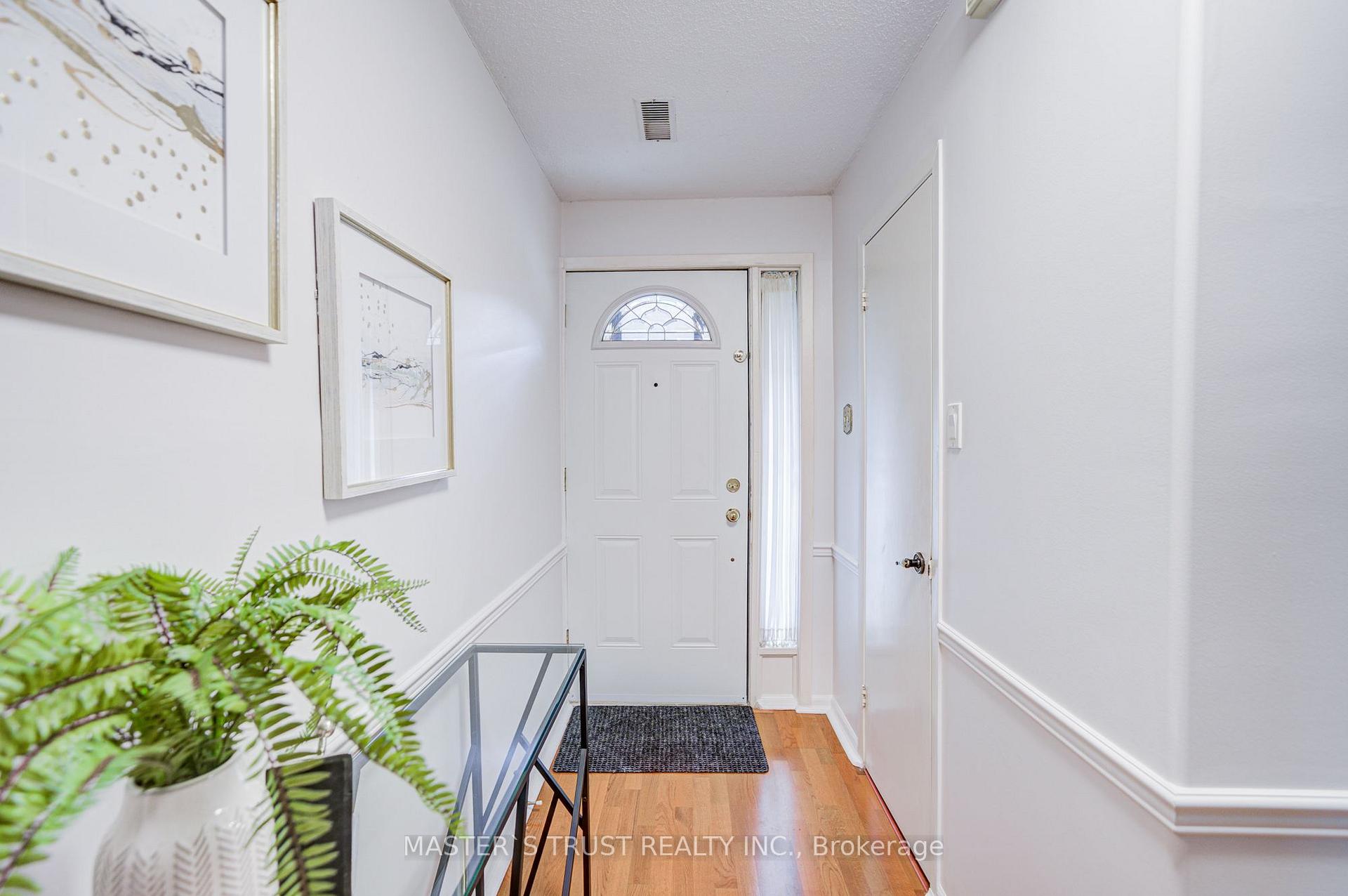 Photo 4 of 35 Bards Walkway, North York, Pleasant View — HOMEH