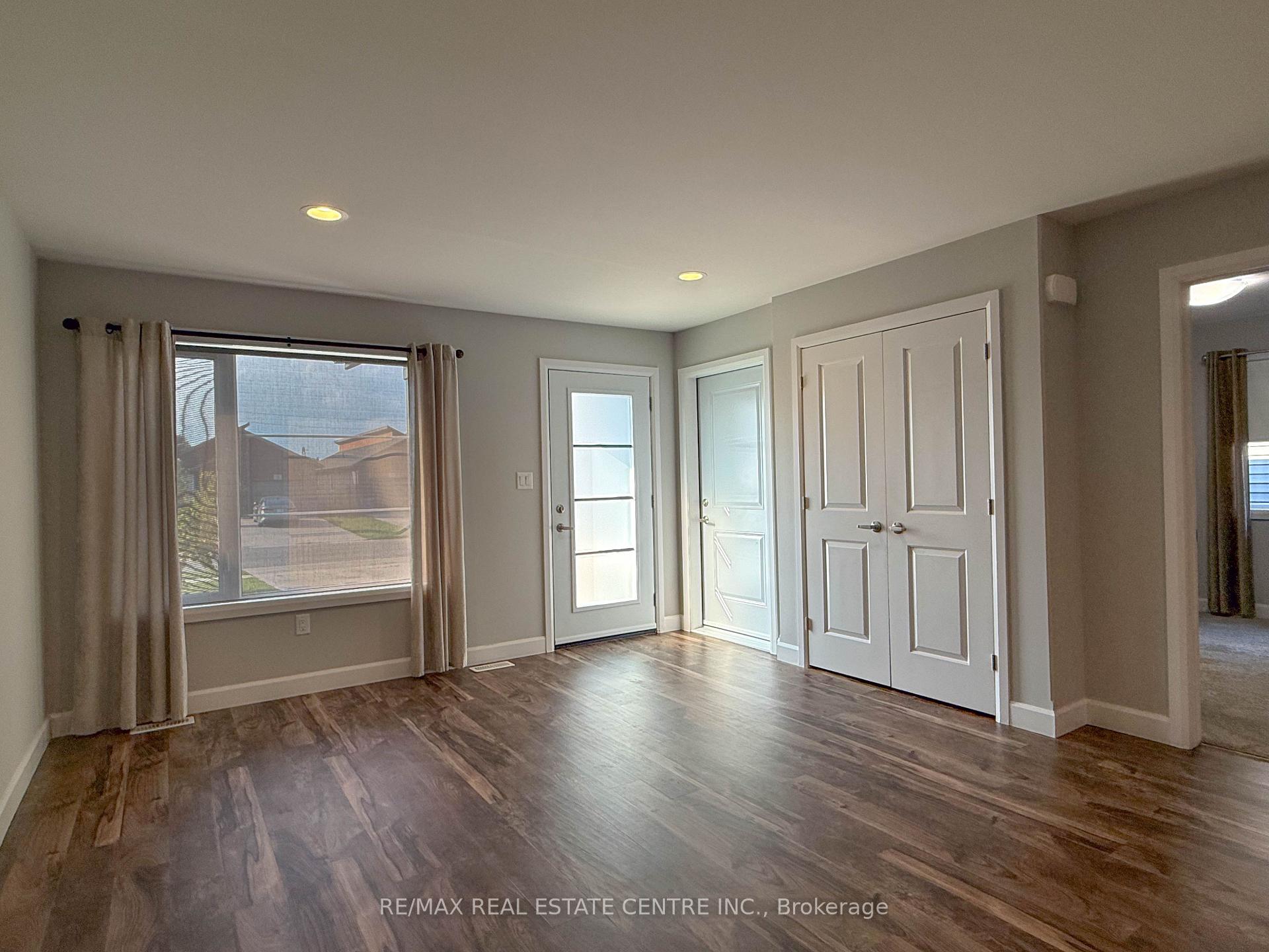 Photo 3 of 77 Moonstone Crescent, Chatham-Kent, Chatham — HOMEH