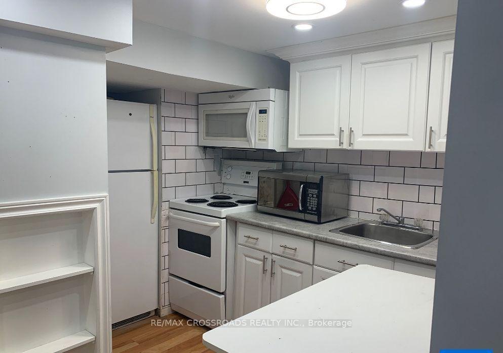 Photo 4 of Unit 3, 128 Major Mackenzie Drive E, Richmond Hill, Crosby — HOMEH