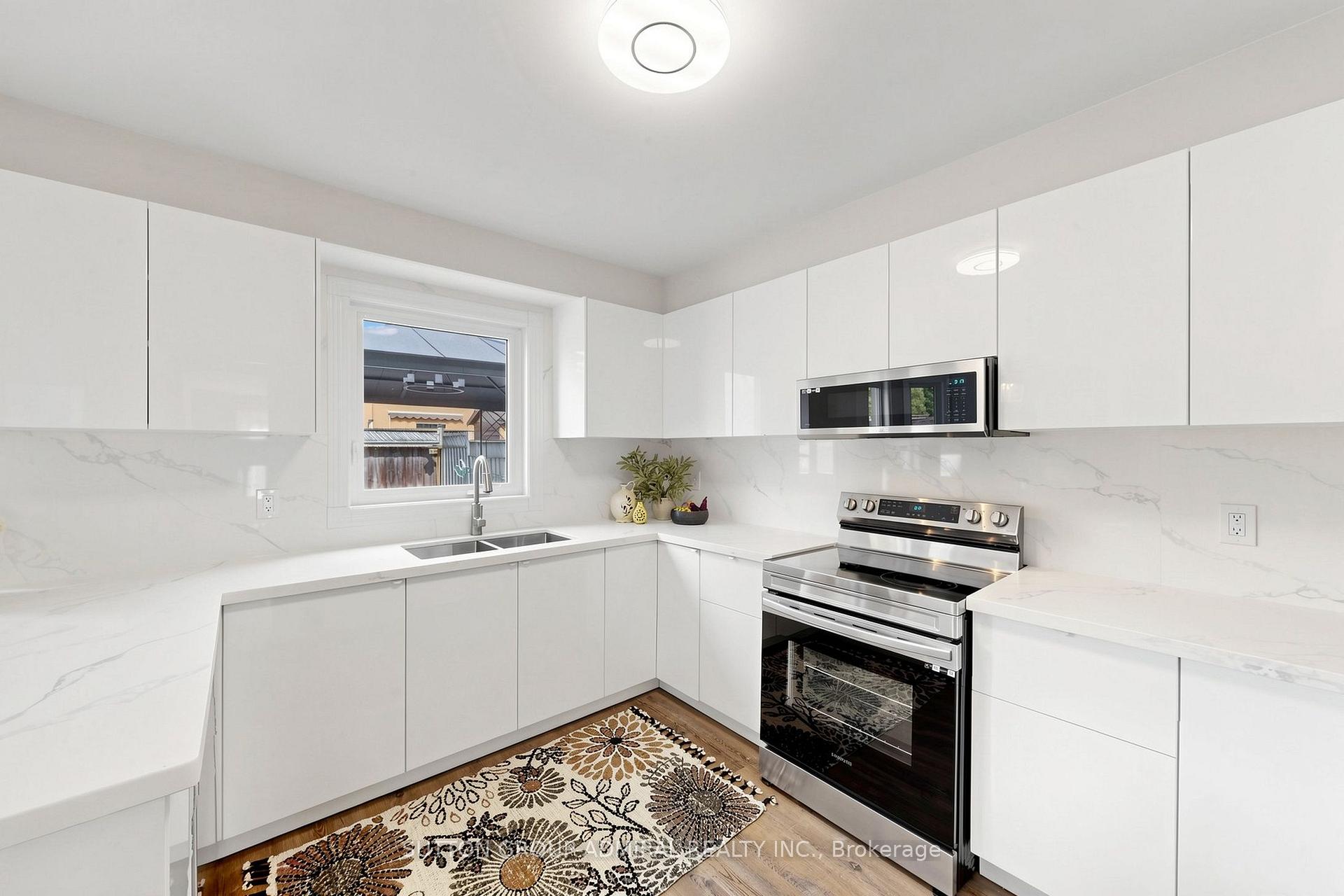 Photo 10 of 38 Felt Crescent, Barrie, Bayshore — HOMEH