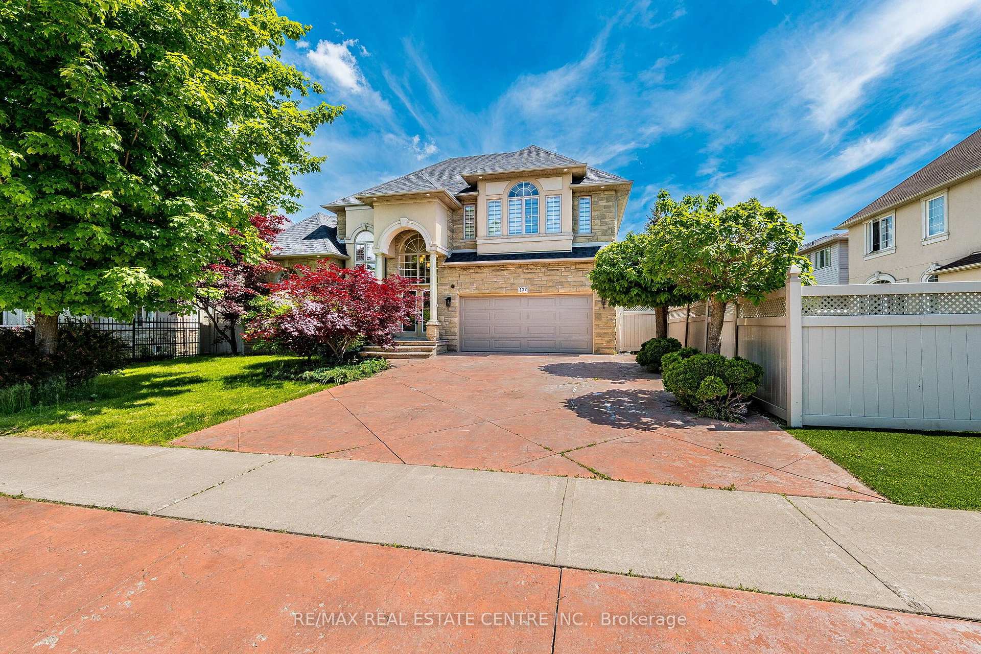 Photo 2 of 137 Cloverleaf Drive, Hamilton, Meadowlands — HOMEH