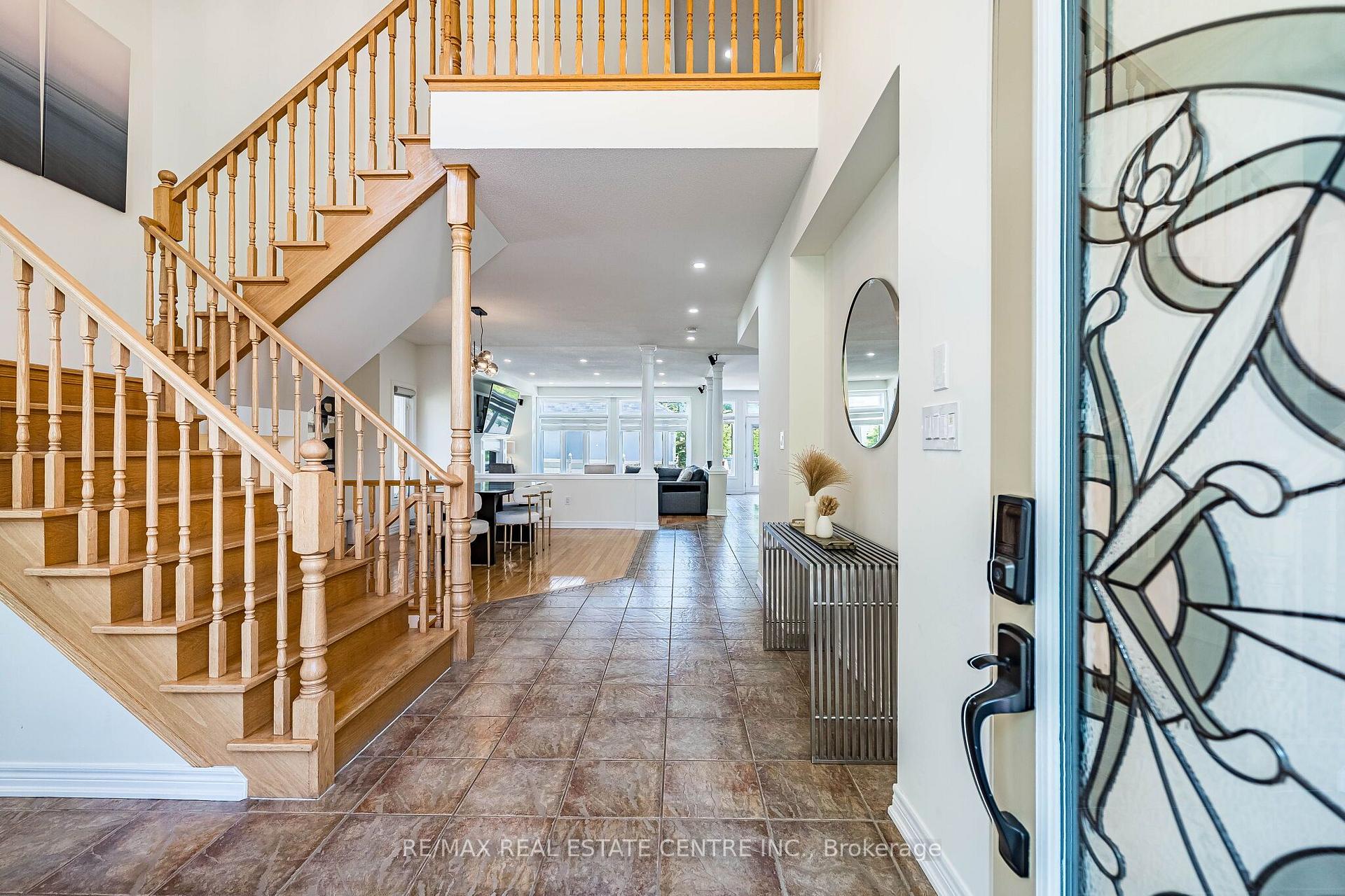 Photo 4 of 137 Cloverleaf Drive, Hamilton, Meadowlands — HOMEH