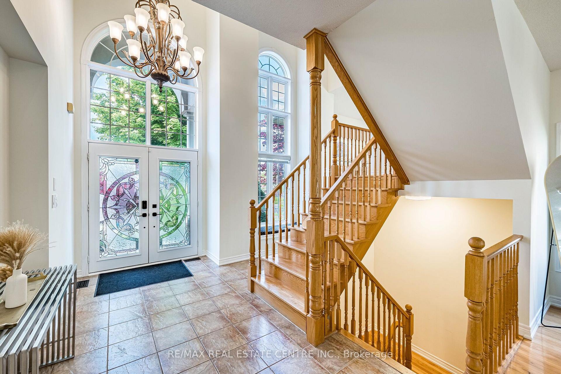Photo 5 of 137 Cloverleaf Drive, Hamilton, Meadowlands — HOMEH