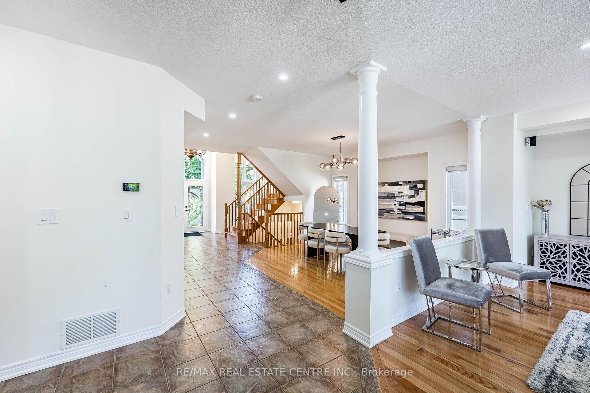 Photo 8 of 137 Cloverleaf Drive, Hamilton, Meadowlands — HOMEH