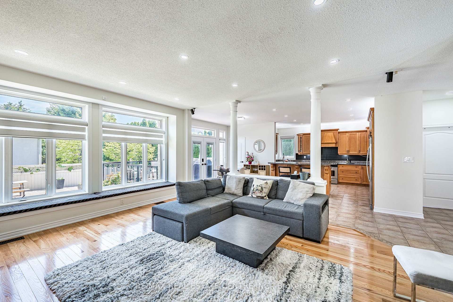 Photo 10 of 137 Cloverleaf Drive, Hamilton, Meadowlands — HOMEH