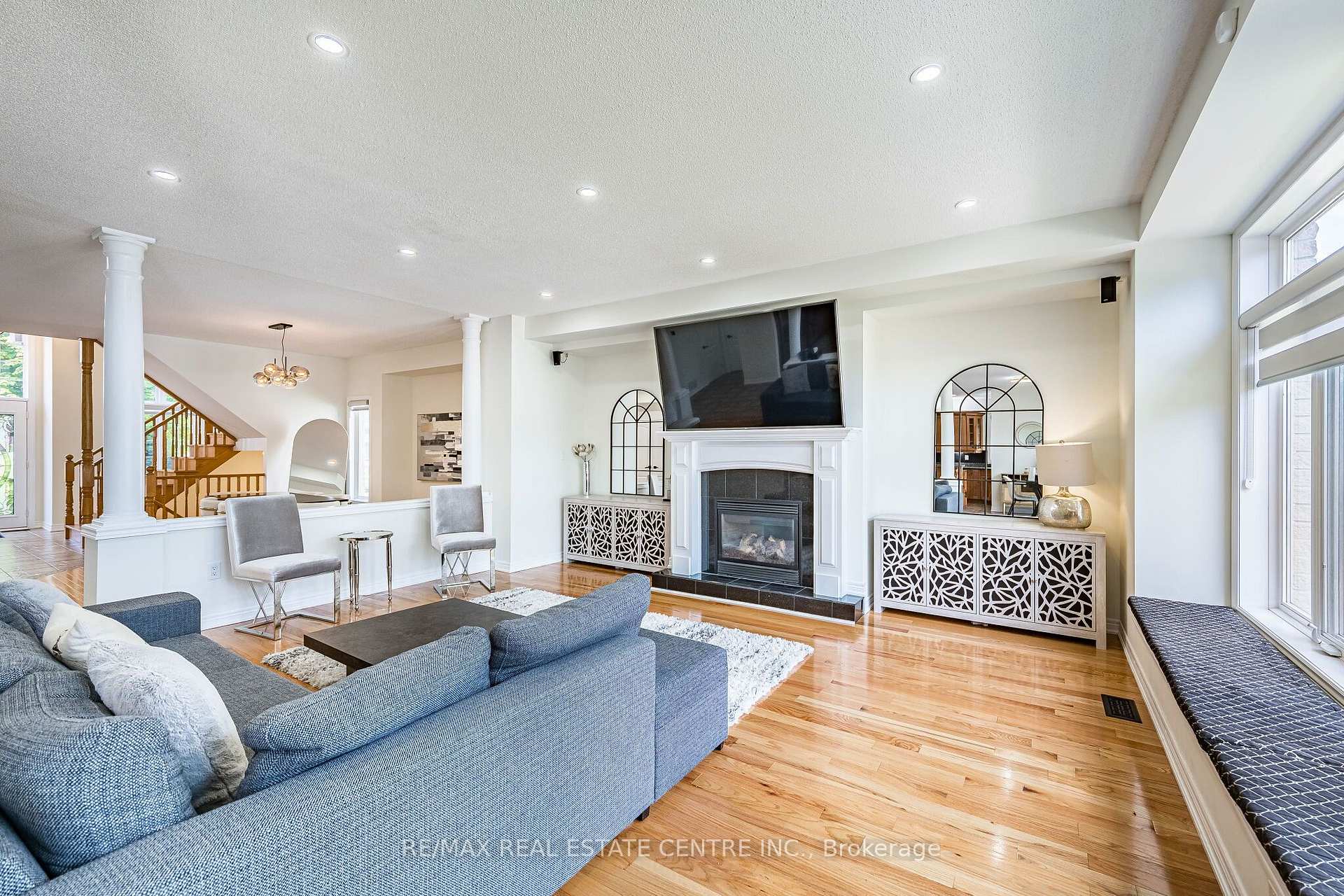 Photo 11 of 137 Cloverleaf Drive, Hamilton, Meadowlands — HOMEH