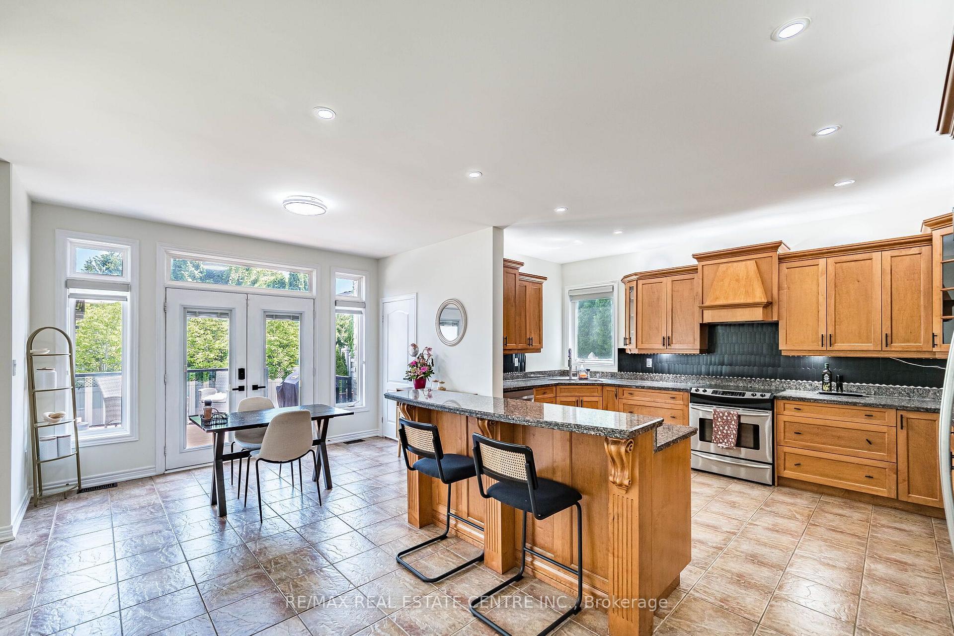 Photo 13 of 137 Cloverleaf Drive, Hamilton, Meadowlands — HOMEH