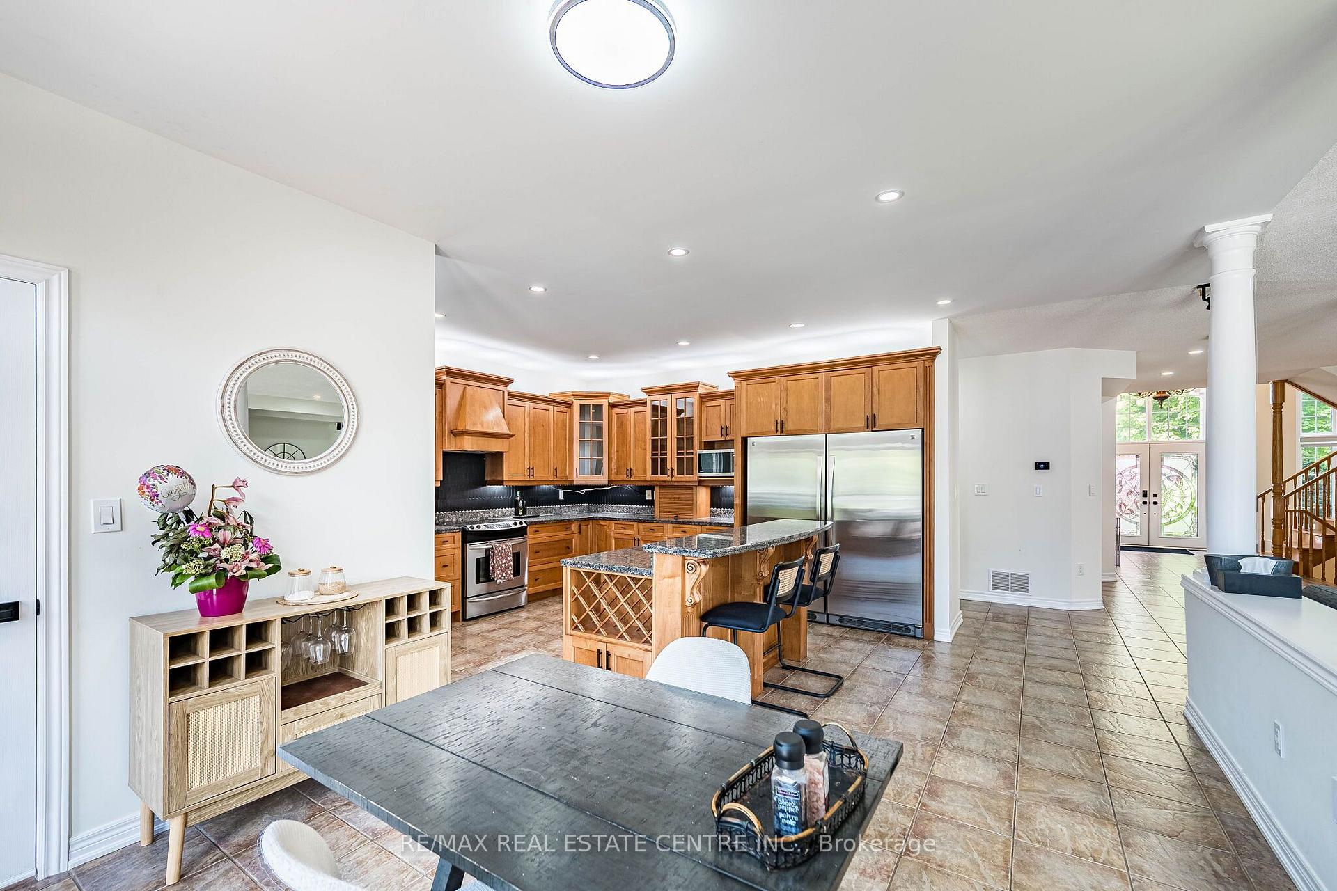 Photo 14 of 137 Cloverleaf Drive, Hamilton, Meadowlands — HOMEH