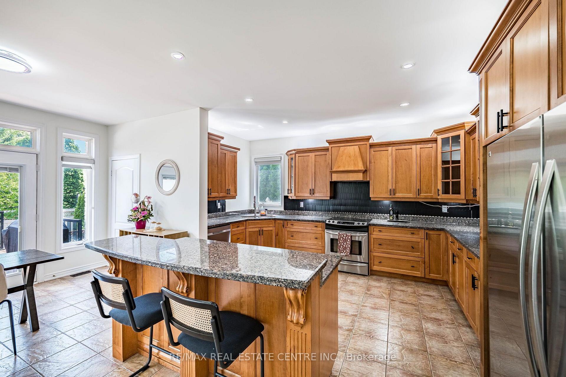Photo 16 of 137 Cloverleaf Drive, Hamilton, Meadowlands — HOMEH