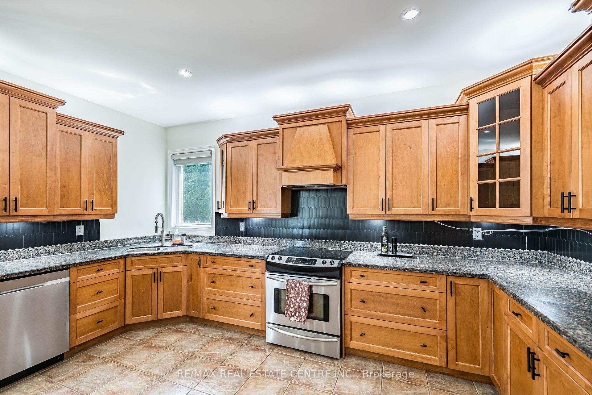 Photo 17 of 137 Cloverleaf Drive, Hamilton, Meadowlands — HOMEH
